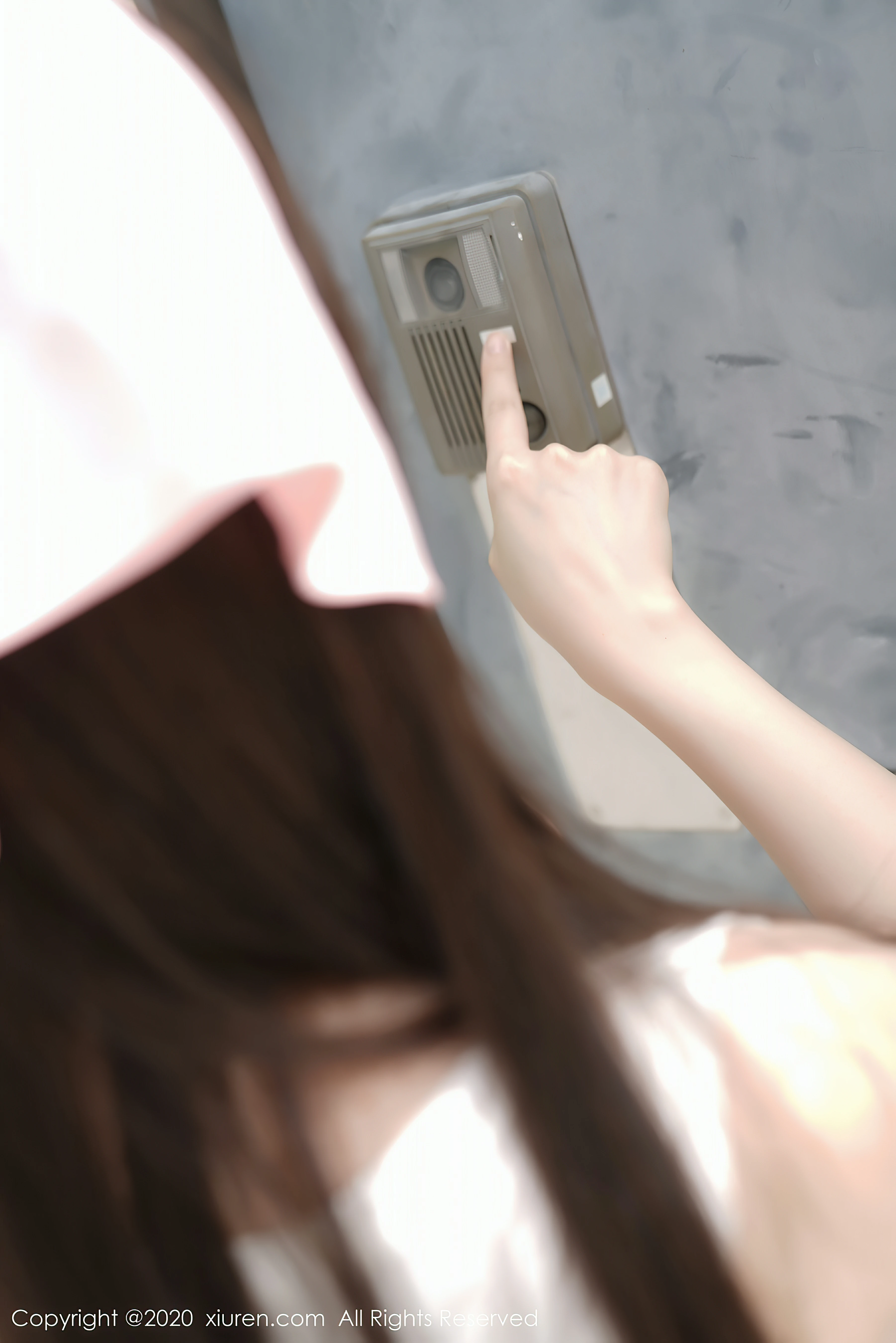 [XiuRen秀人网]XR20200914N02557 童颜巨乳 糯美子Mini 白色背心加白色丝袜美腿性感私房写真集-看套图