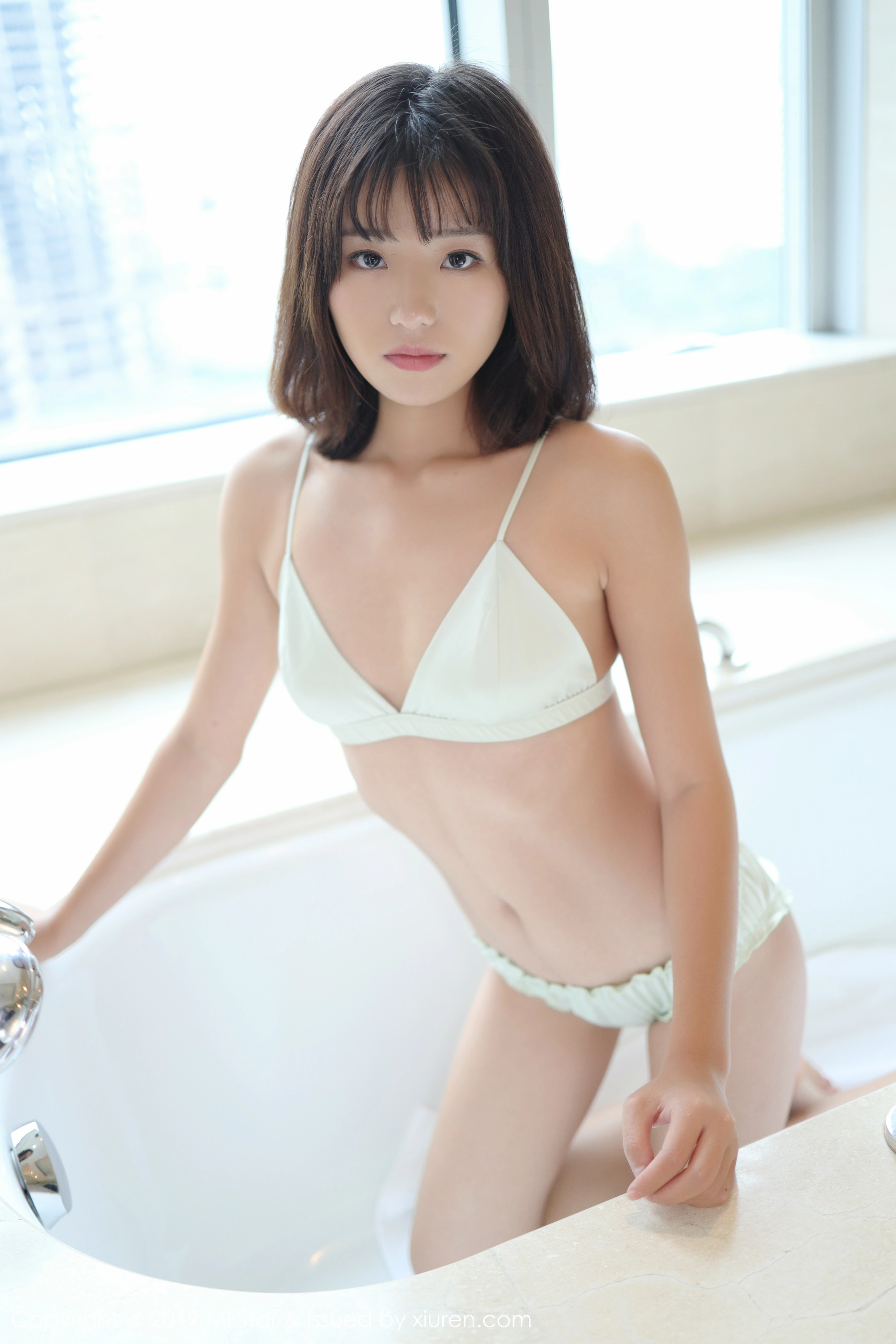 [MFStar模范学院]MF20191113VOL0229 童颜巨乳 Baileys 香儿 白色性感内衣与半裸玉体私房写真集-看套图