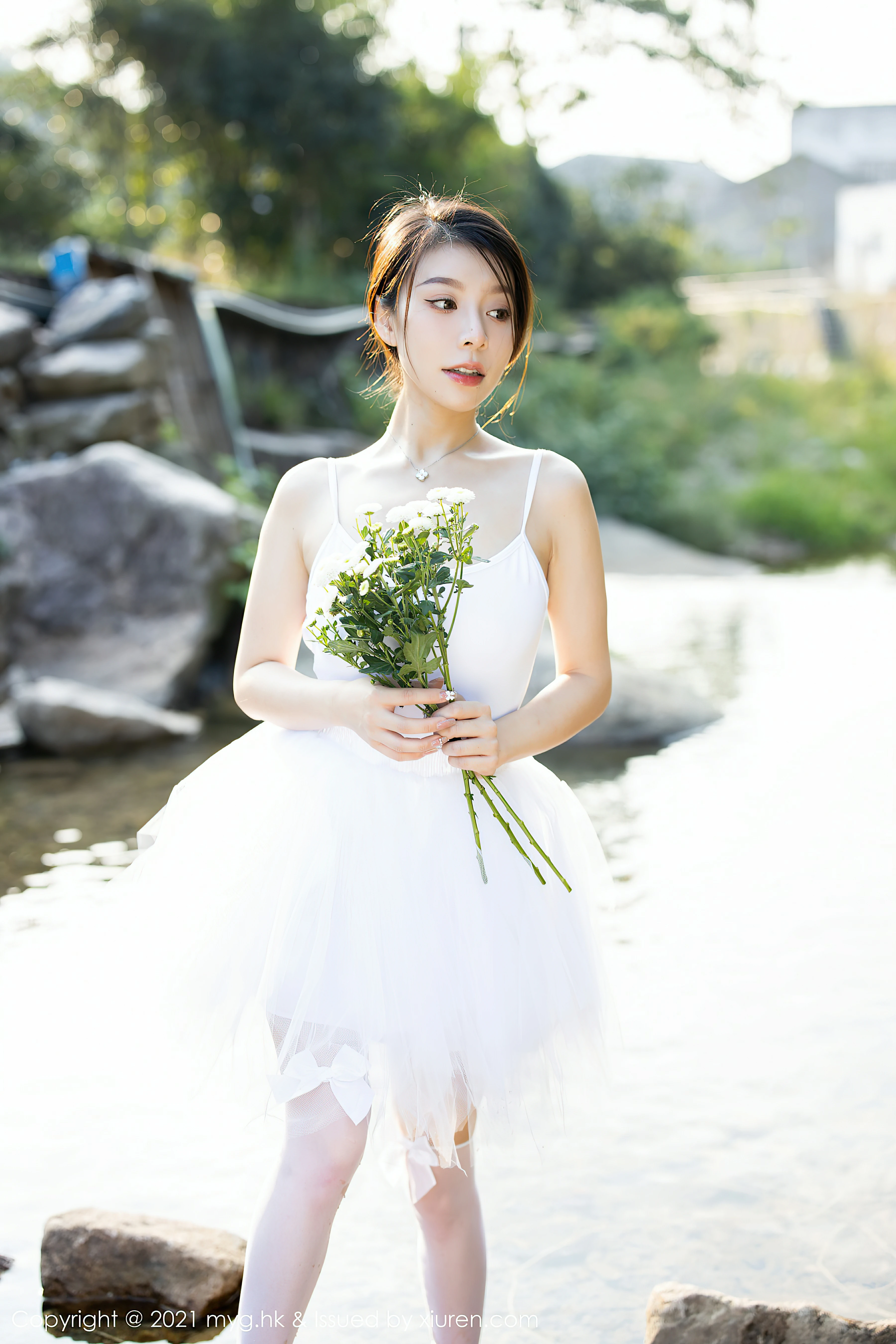[MyGirl美媛馆]MYG20211011VOL0601 vetiver嘉宝贝儿 白色紧身吊带芭蕾舞裙加白色丝袜美腿性感私房写真集-看套图