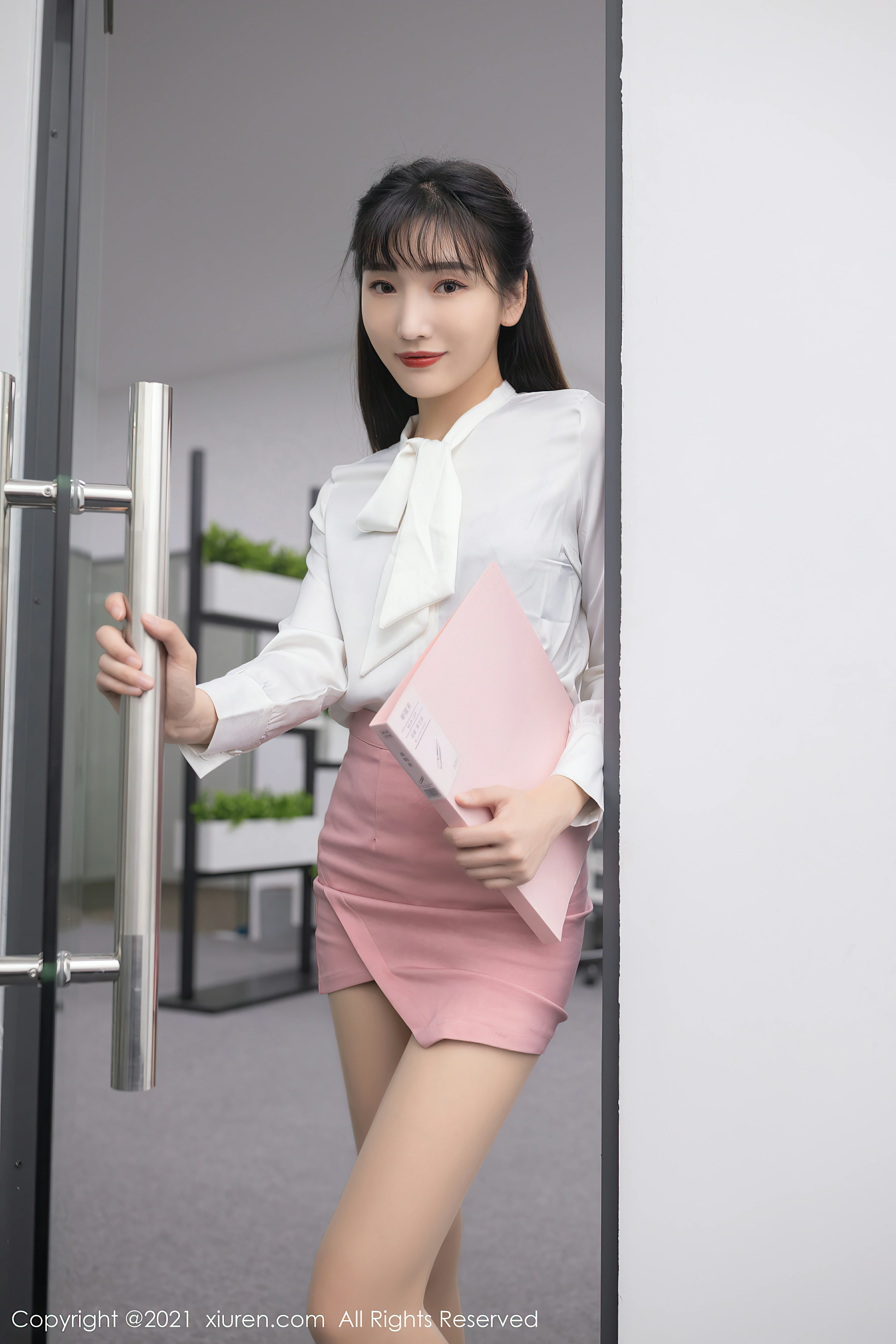 [Xiuren秀人网]XR20210121N03030 性感女秘书 陆萱萱 粉色短裙与蕾丝情趣内衣加肉丝美腿私房写真集-看套图