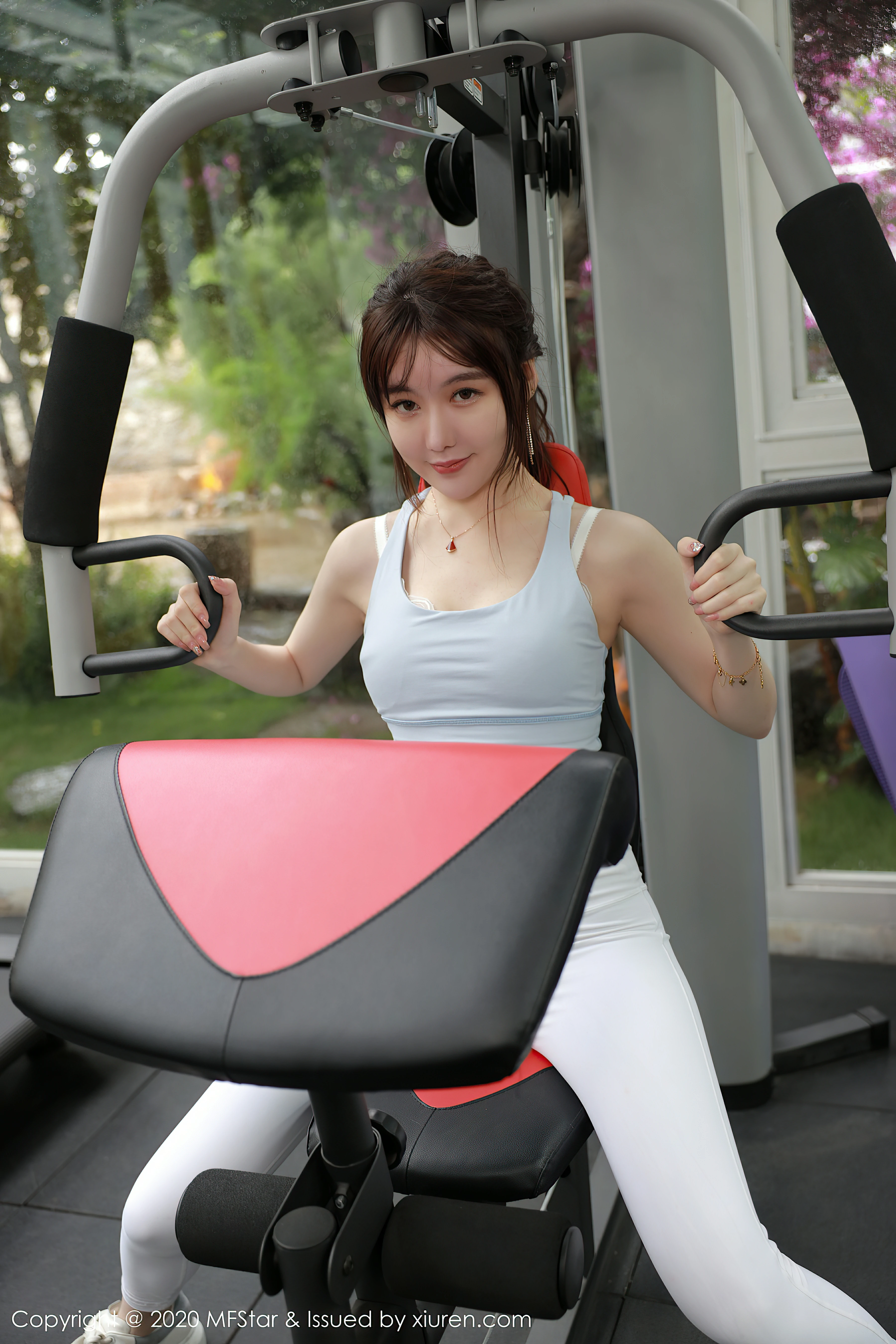 [MFStar模范学院]MF20200810VOL0365 薛琪琪sandy 蓝色运动内衣加白色紧身长裤性感私房写真集-看套图