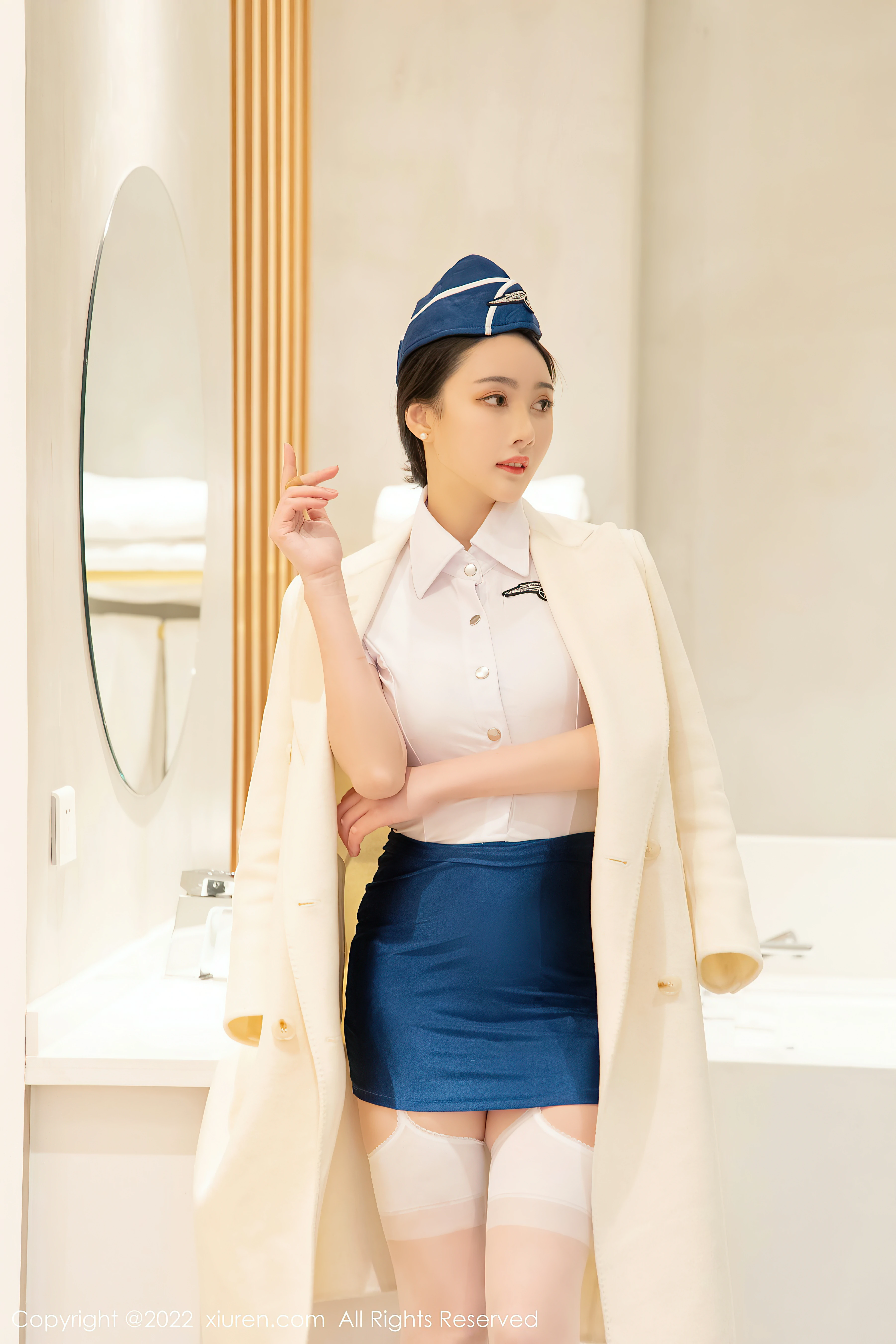 [Xiuren秀人网]XR20220322N04750 性感空姐 summer宝宝 紧身情趣制服与短裙加白色丝袜美腿私房写真集-看套图