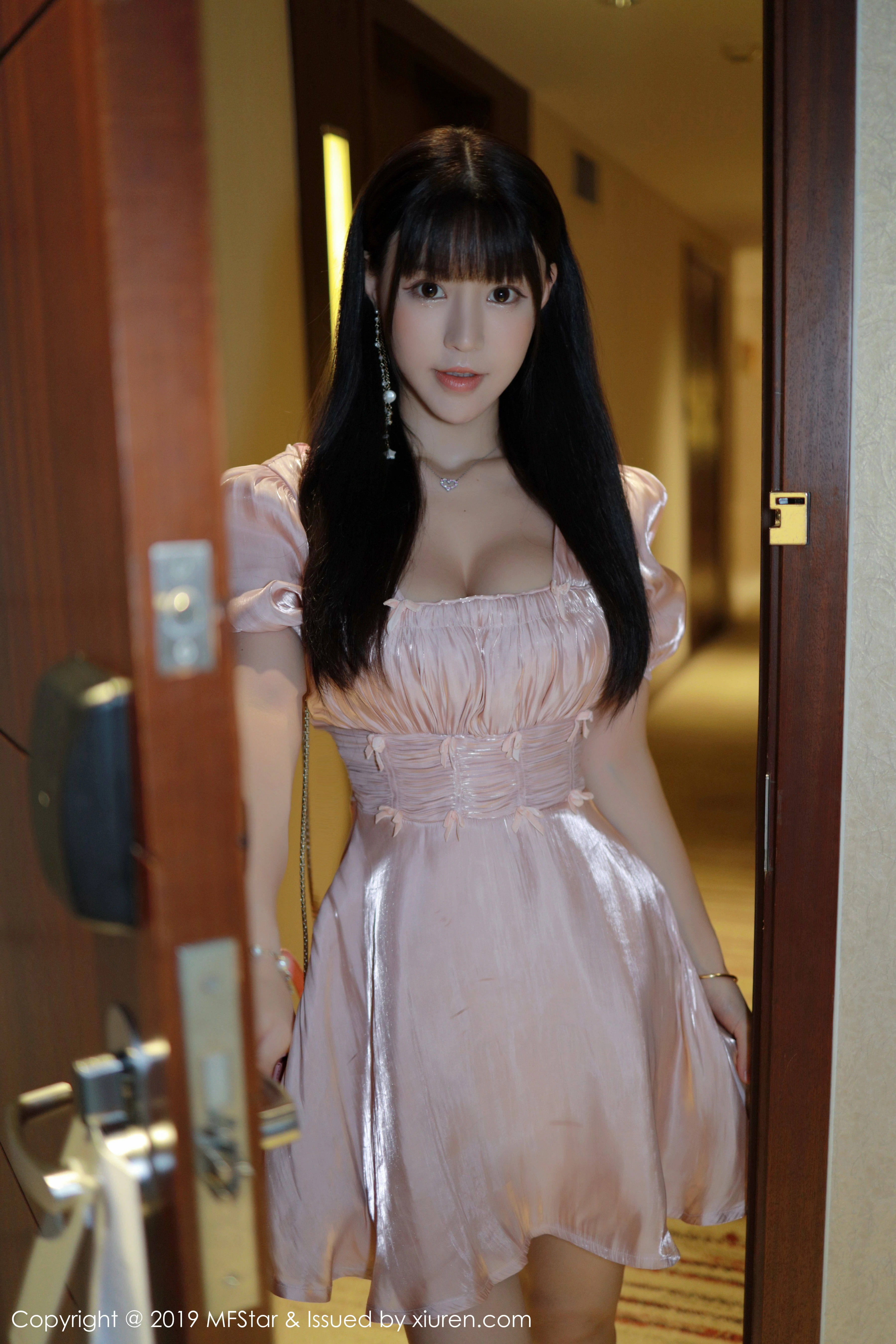 [MFStar模范学院]MF20190930VOL0217 童颜巨乳小萝莉 Flower朱可儿 粉色连衣裙加白色蕾丝内衣性感私房写真集-看套图