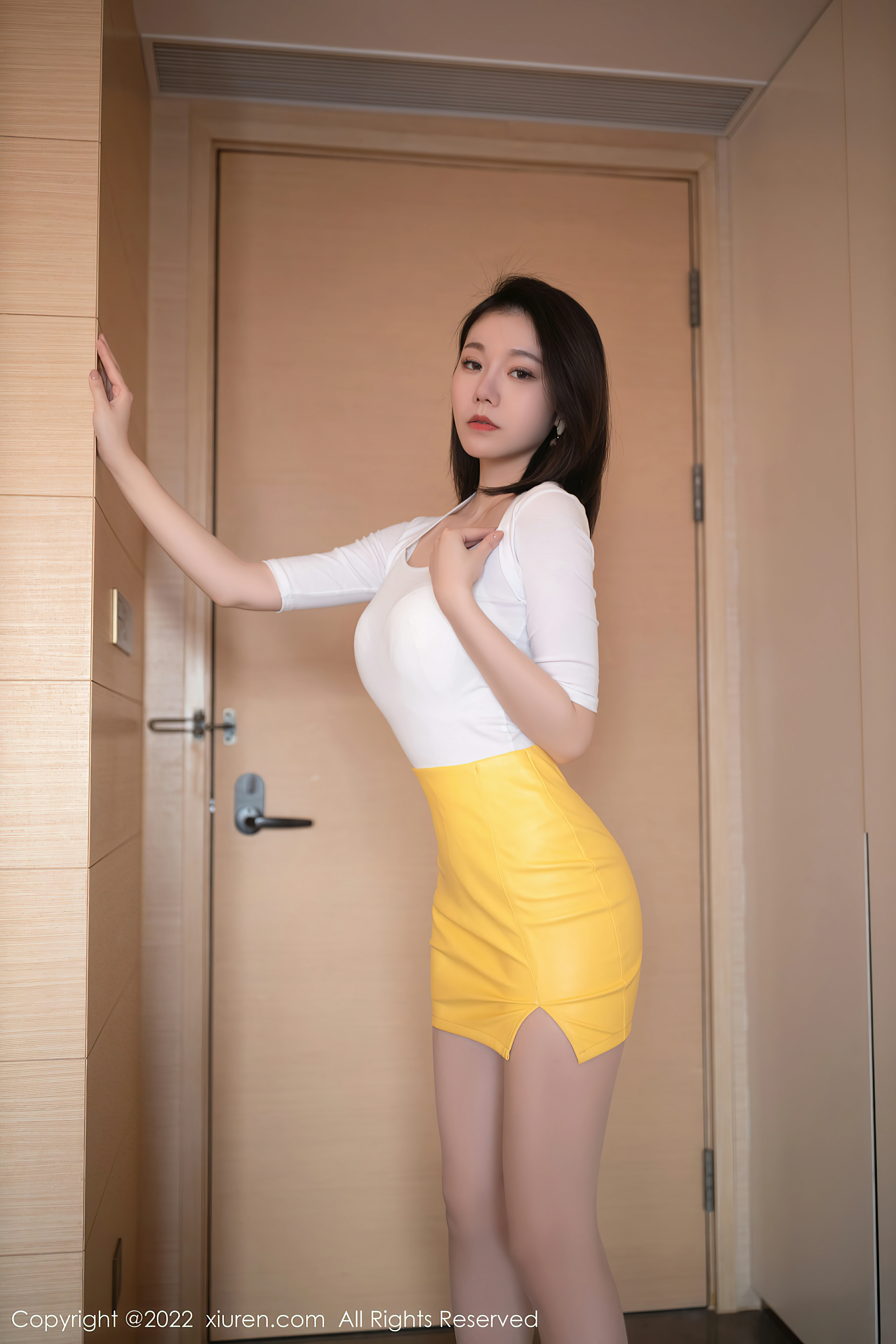 [Xiuren秀人网]XR20220412N04854 安然anran 白色紧身短袖与黄色短裙加肉丝美腿性感私房写真集-看套图