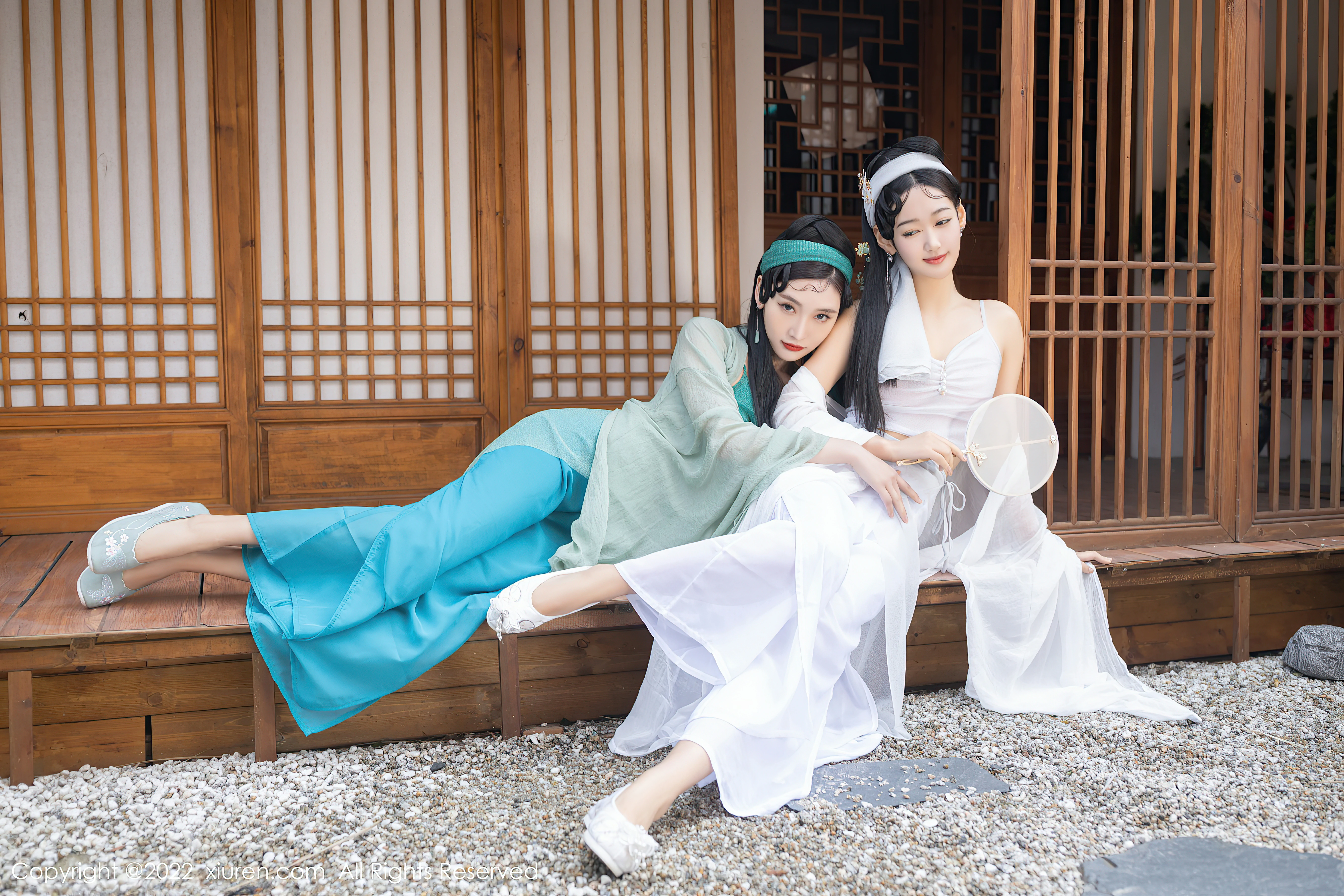 [Xiuren秀人网]XR20220429N04952 古装美女白素贞与小青 透视情趣汉服裙加肉丝美腿性感私房写真集-看套图