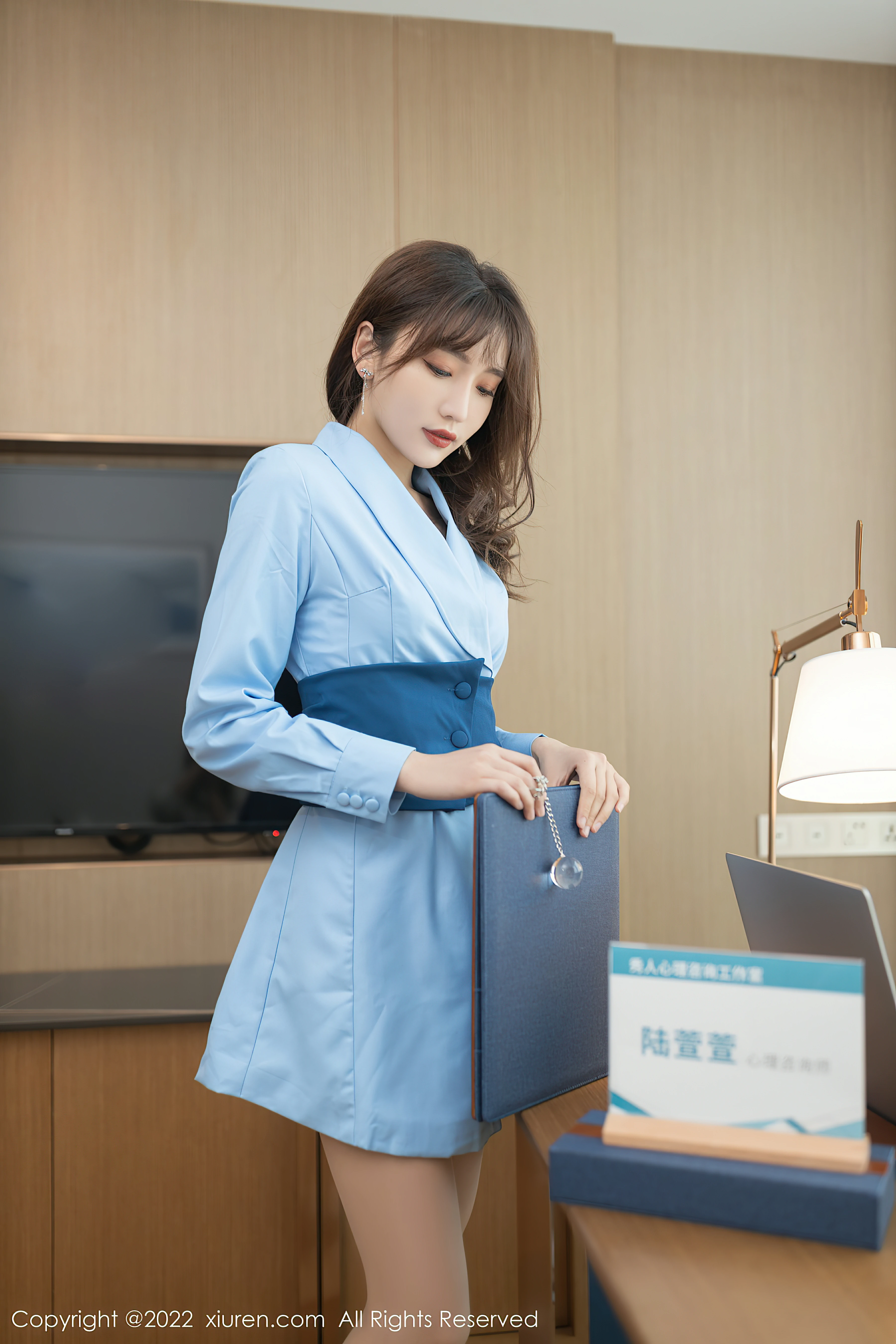 [Xiuren秀人网]XR20220113N04461 陆萱萱 蓝色连衣裙与白色蕾丝内衣加肉丝美腿性感私房写真集-看套图
