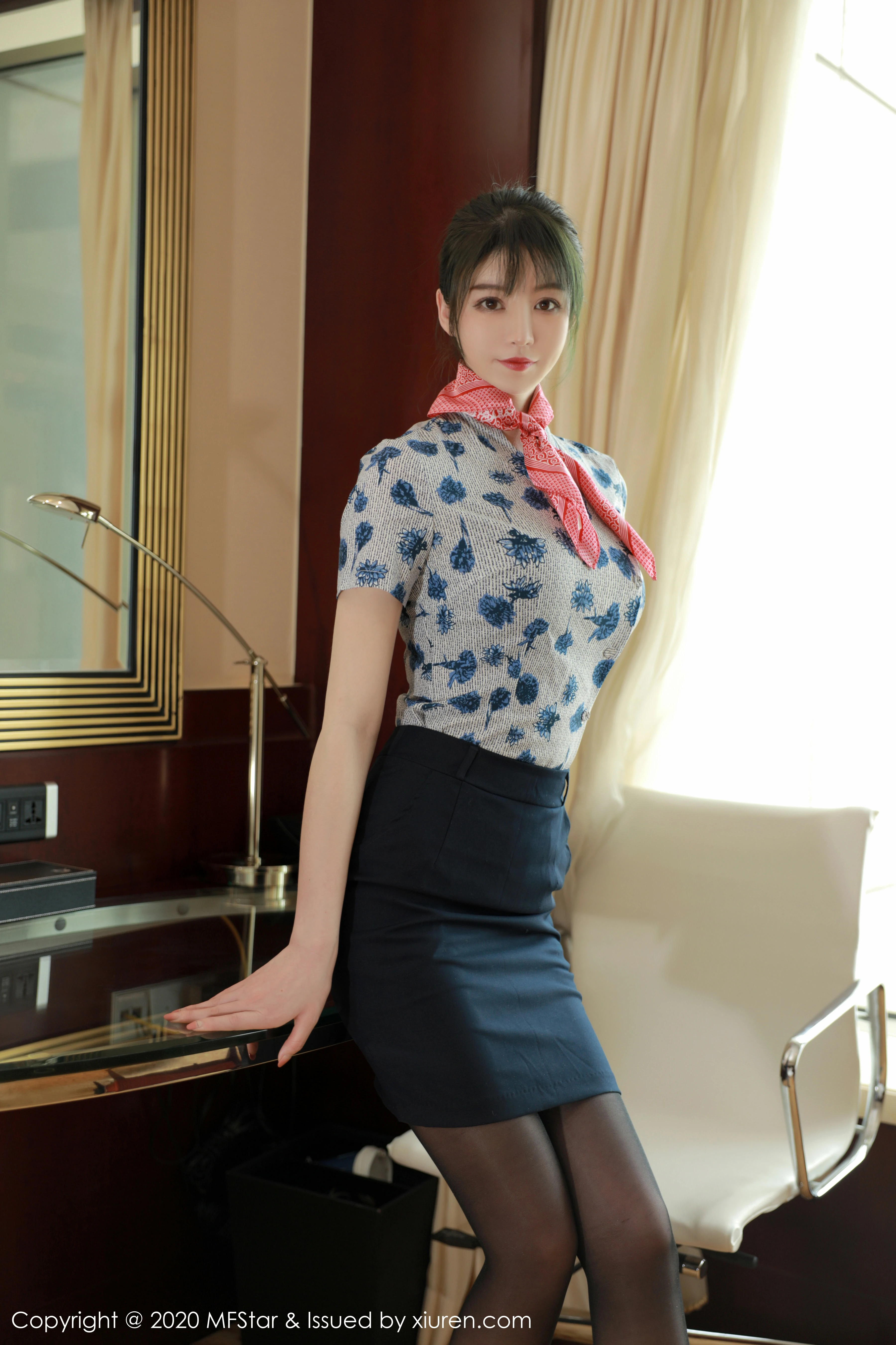 [MFStar模范学院]MF20200427VOL0317 性感空姐 yoo优优 情趣制服与黑色短裙加黑色丝袜美腿私房写真集-看套图