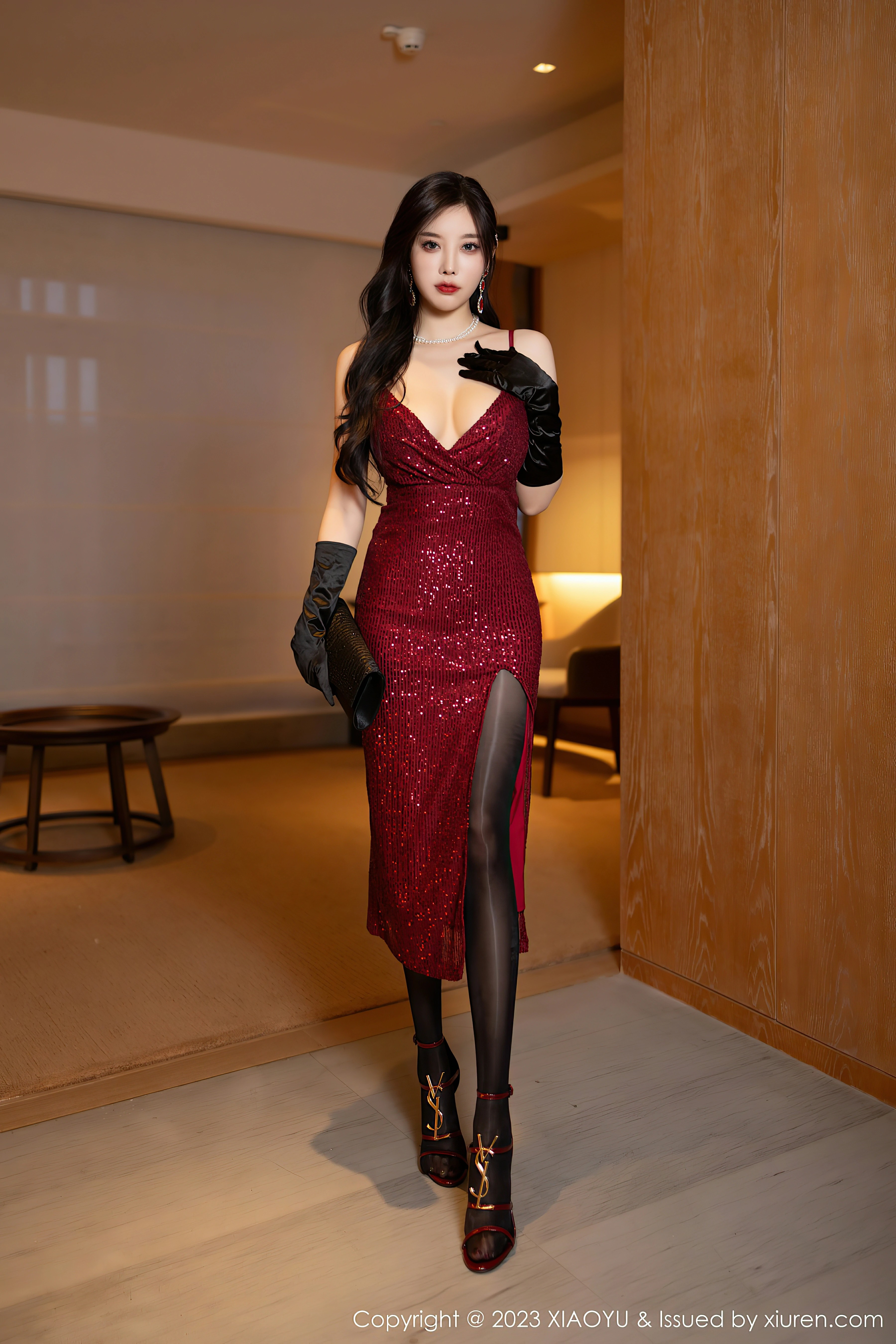 [XIAOYU语画界]2023.08.04 VOL.1085 杨晨晨Yome 红色吊带礼服裙加黑丝美腿与透视情趣内衣性感写真集-看套图