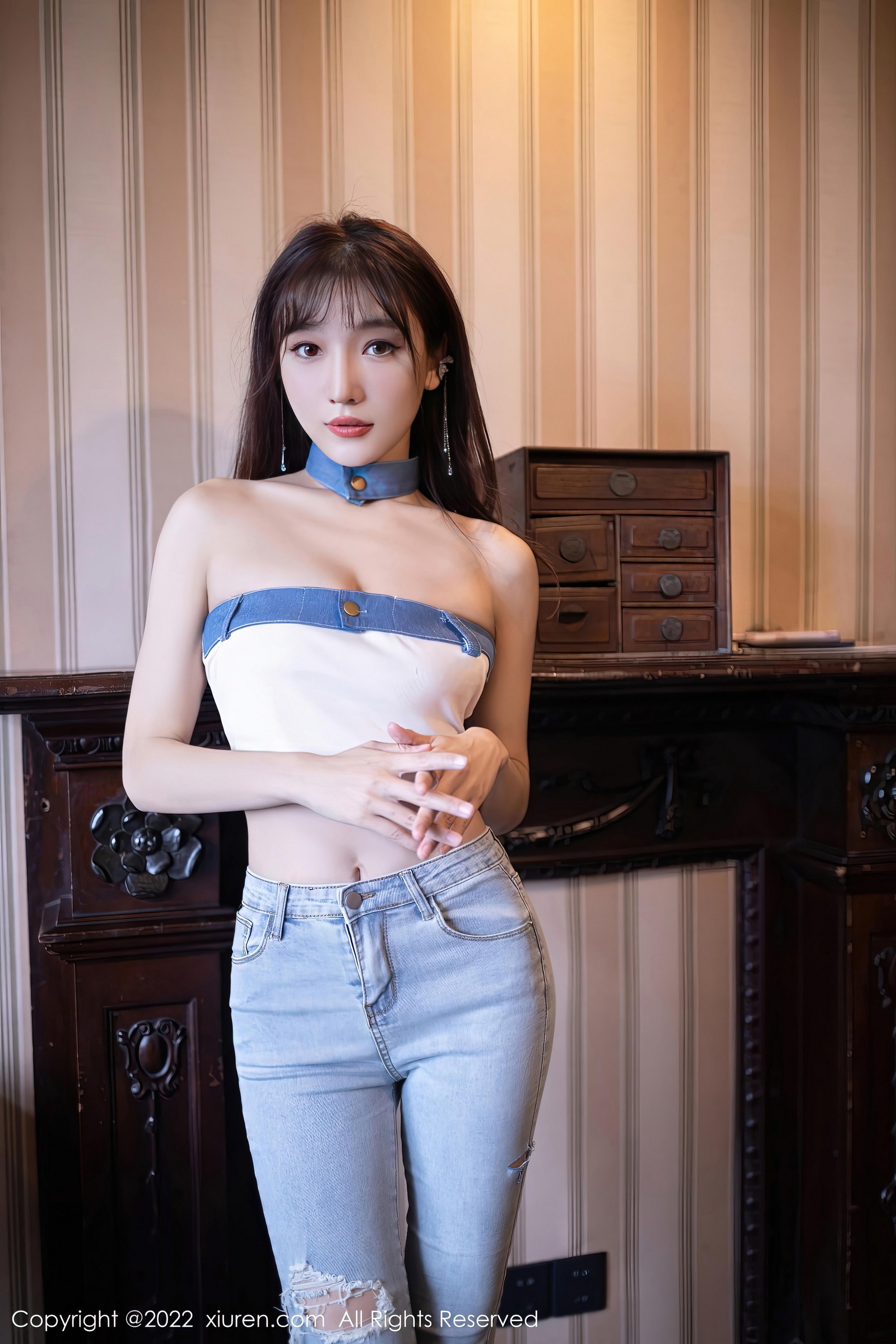 [XiuRen秀人网]2022.11.24 NO.5908 陆萱萱 白色抹胸上衣与紧身牛仔裤加肉丝美腿性感私房写真集Xiuren秀人写真高清美女套图写真下载-看套图看套图