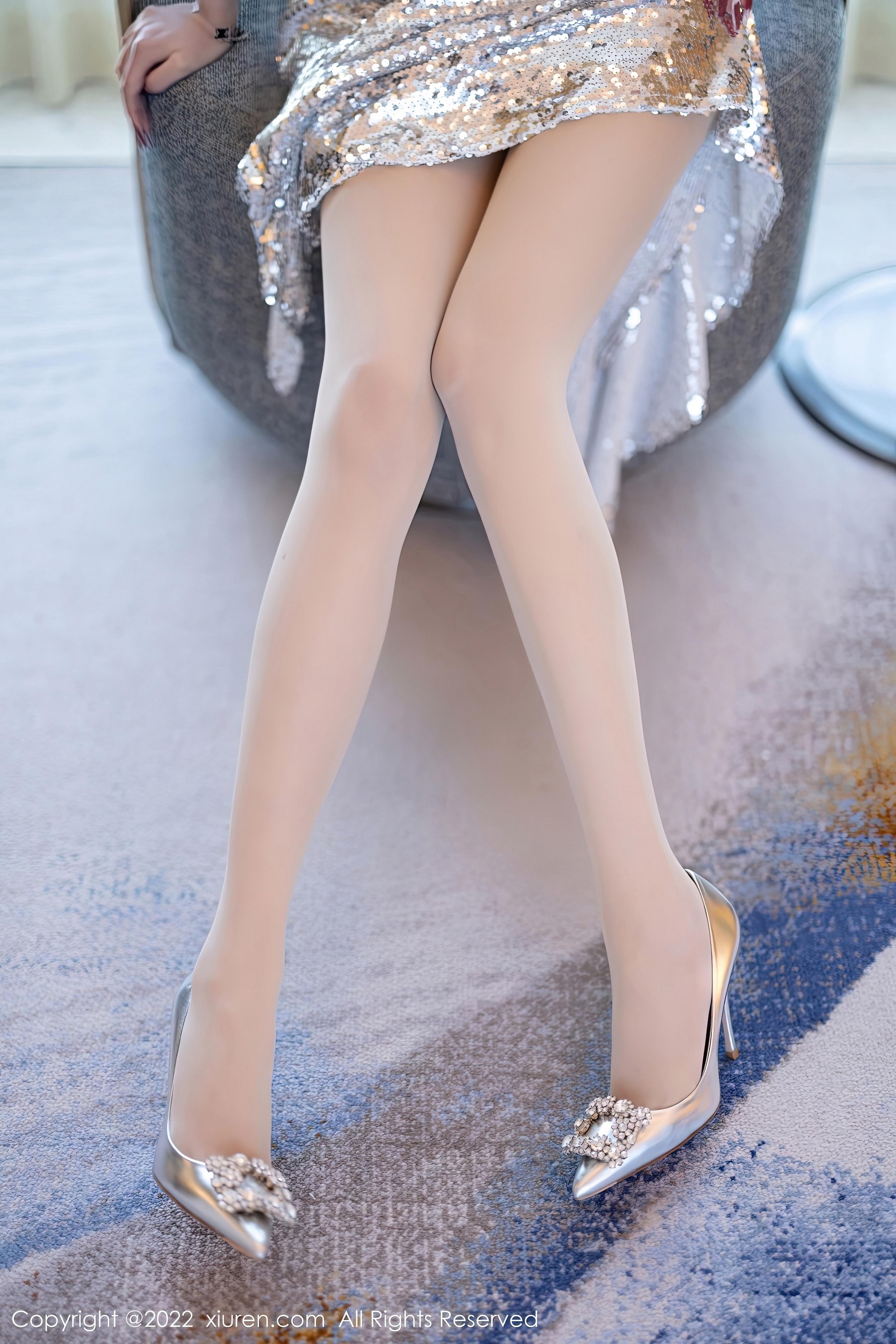 [XiuRen秀人网]2022.11.15 NO.5860 杨晨晨Yome 银色吊带裸背礼服裙与黑色内衣加肉丝美腿性感私房写真集Xiuren秀人写真高清美女套图写真下载-看套图看套图