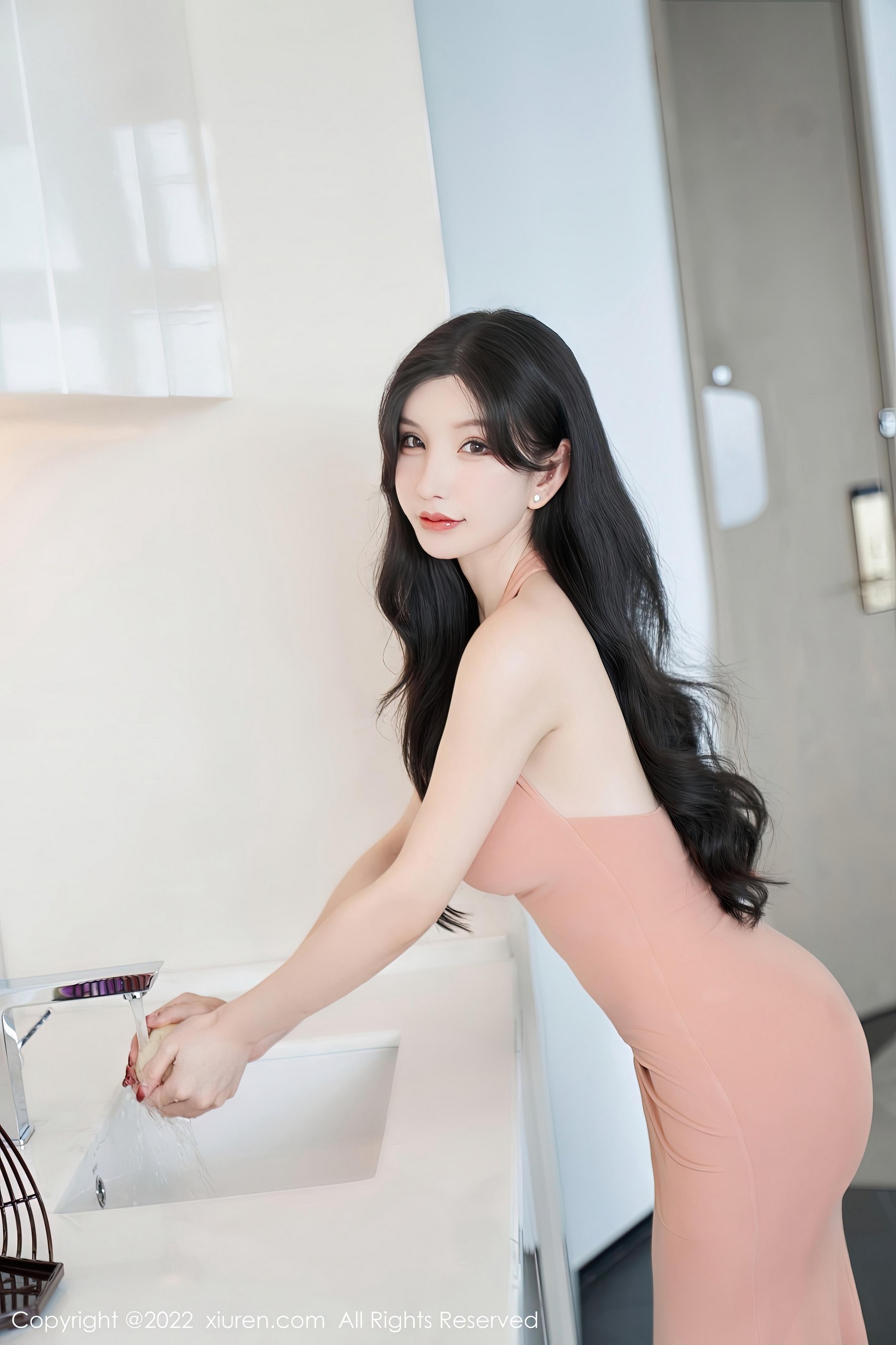 [XiuRen秀人网]2022.11.18 NO.5881 周于希Sally 粉色吊带连衣裙与粉色透视情趣内衣性感私房写真集Xiuren秀人写真高清美女套图写真下载-看套图看套图