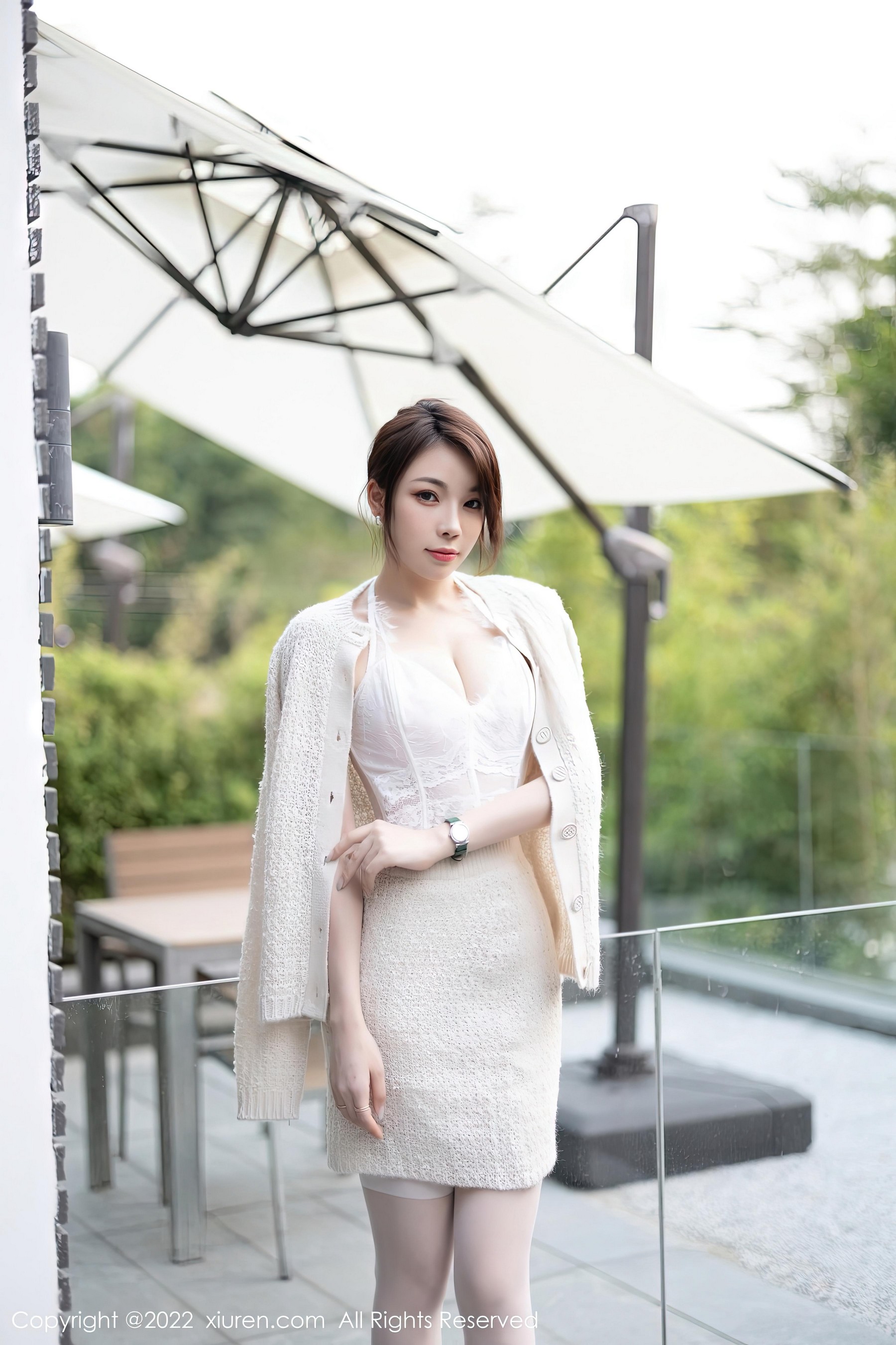 [XiuRen秀人网]2022.11.18 NO.5880 徐莉芝Booty 白色镂空外套与蕾丝内衣加白色丝袜美腿性感写真集Xiuren秀人写真高清美女套图写真下载-看套图看套图