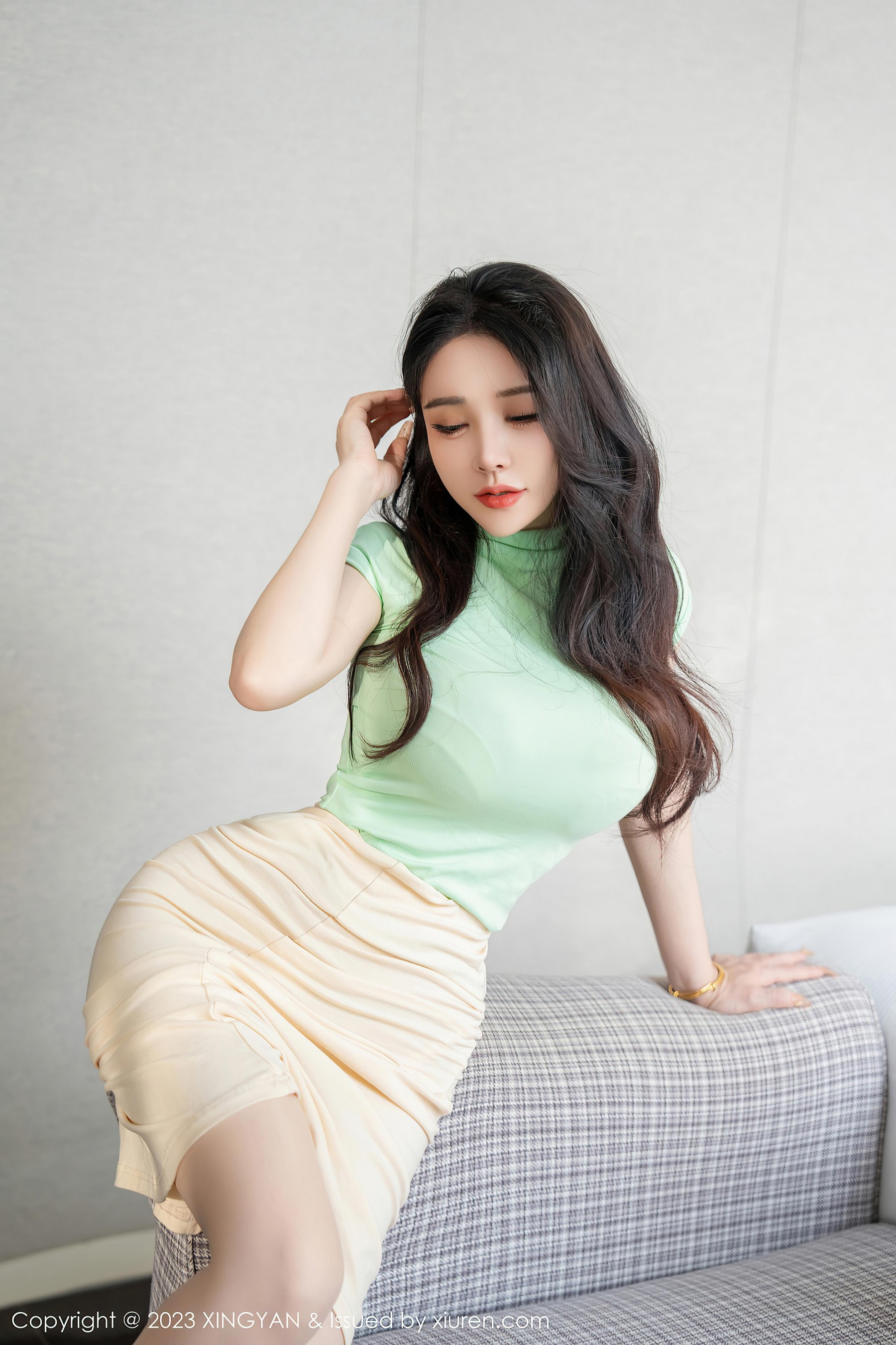 [XINGYAN星颜社]2023.11.16 VOL.215 潘娇娇 粉色短裙与蕾丝内衣加肉丝美腿性感私房写真集Xiuren秀人写真高清美女套图写真下载-看套图看套图