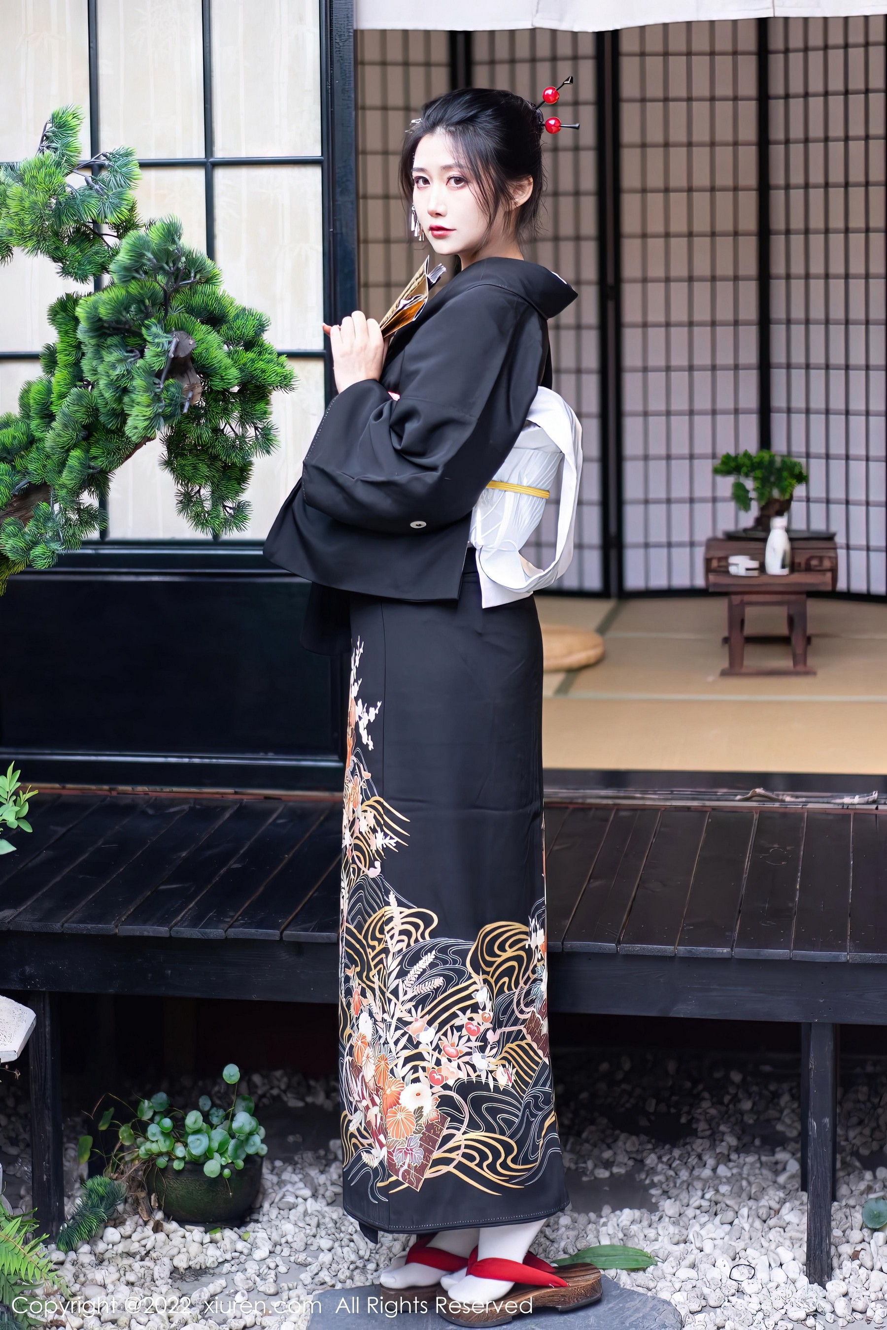 [XiuRen秀人网]2022.11.30 NO.5932 laura阿姣 黑色和服与白色日式内衣加纯绵袜性感私房写真集Xiuren秀人写真高清美女套图写真下载-看套图看套图