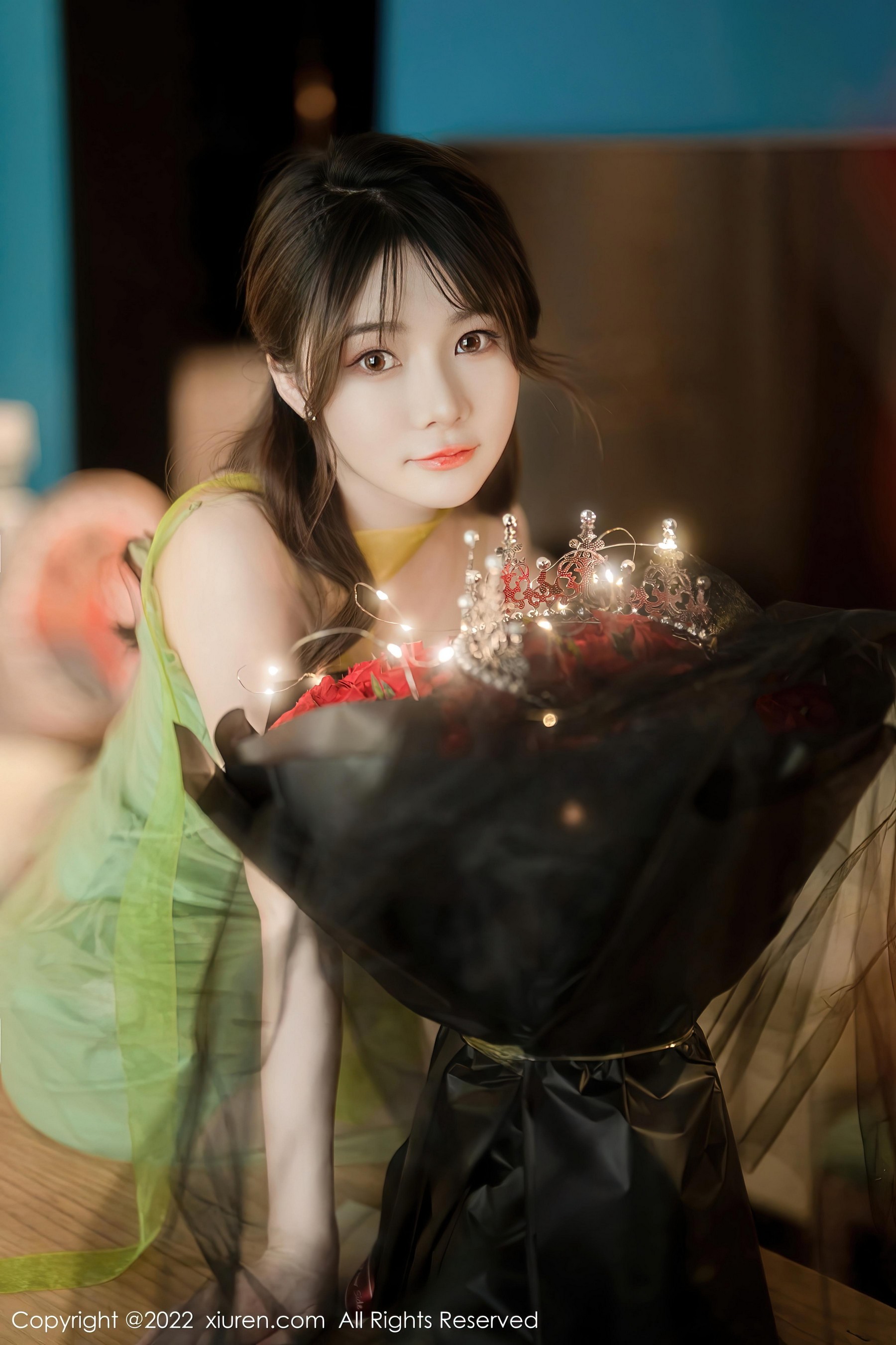 [XiuRen秀人网]2022.11.18 NO.5875 婠婠么 吊带透视连衣裙与无袖上衣加短裙性感私房写真集Xiuren秀人写真高清美女套图写真下载-看套图看套图