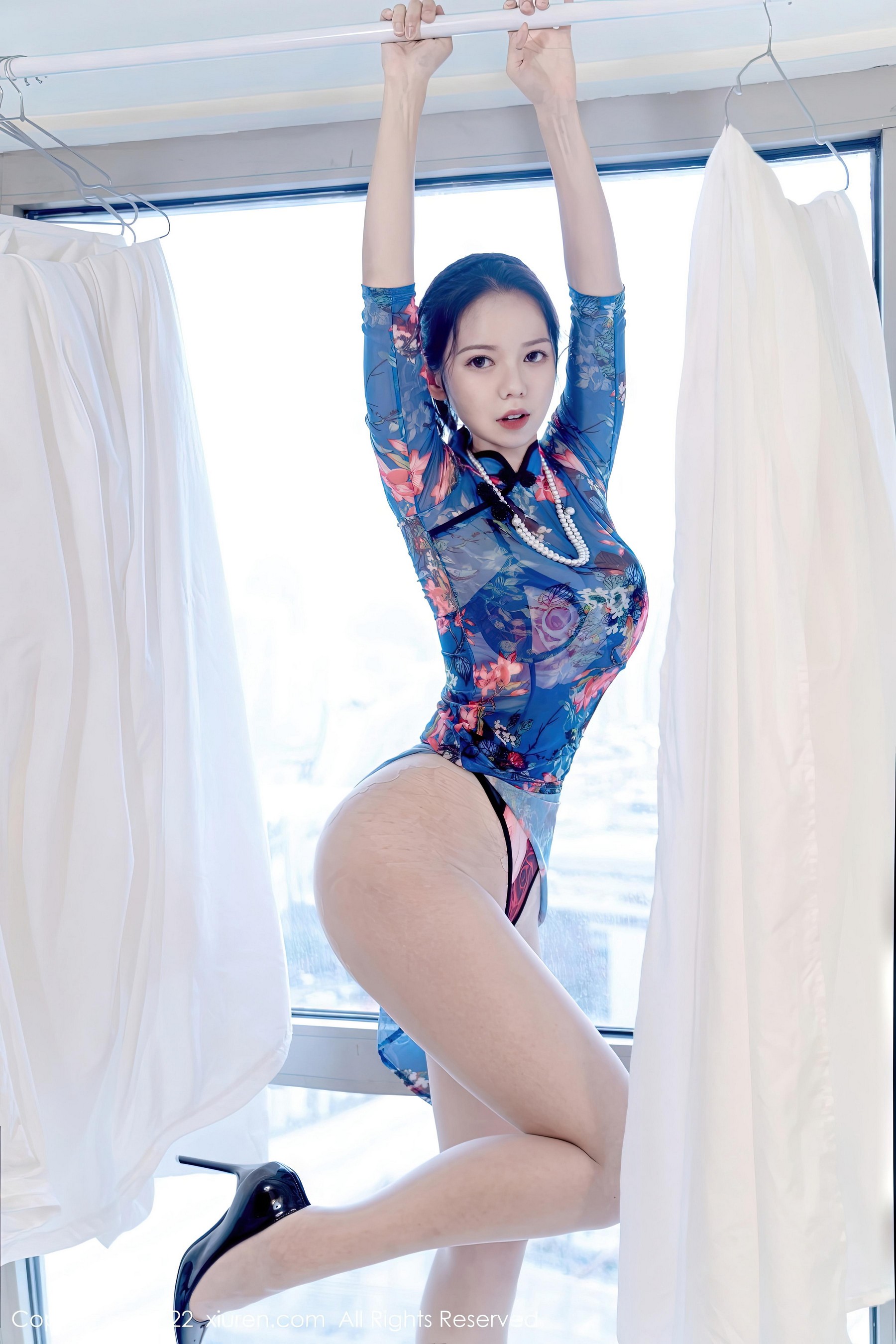 [XiuRen秀人网]2022.11.08 NO.5819 大美妞儿 黑色透视旗袍加粉色连体内衣性感私房写真集Xiuren秀人写真高清美女套图写真下载-看套图看套图