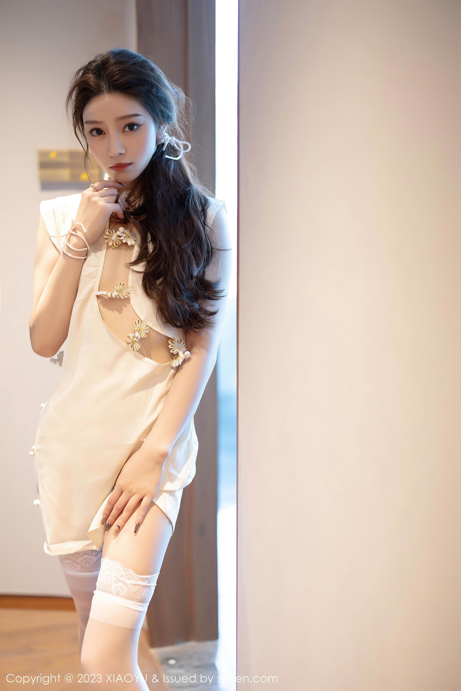 [XIAOYU语画界]2023.11.27 VOL.1152 苏曼兮 白色旗袍加丝袜美腿与透视情趣吊带连衣裙性感写真集Xiuren秀人写真高清美女套图写真下载-看套图看套图