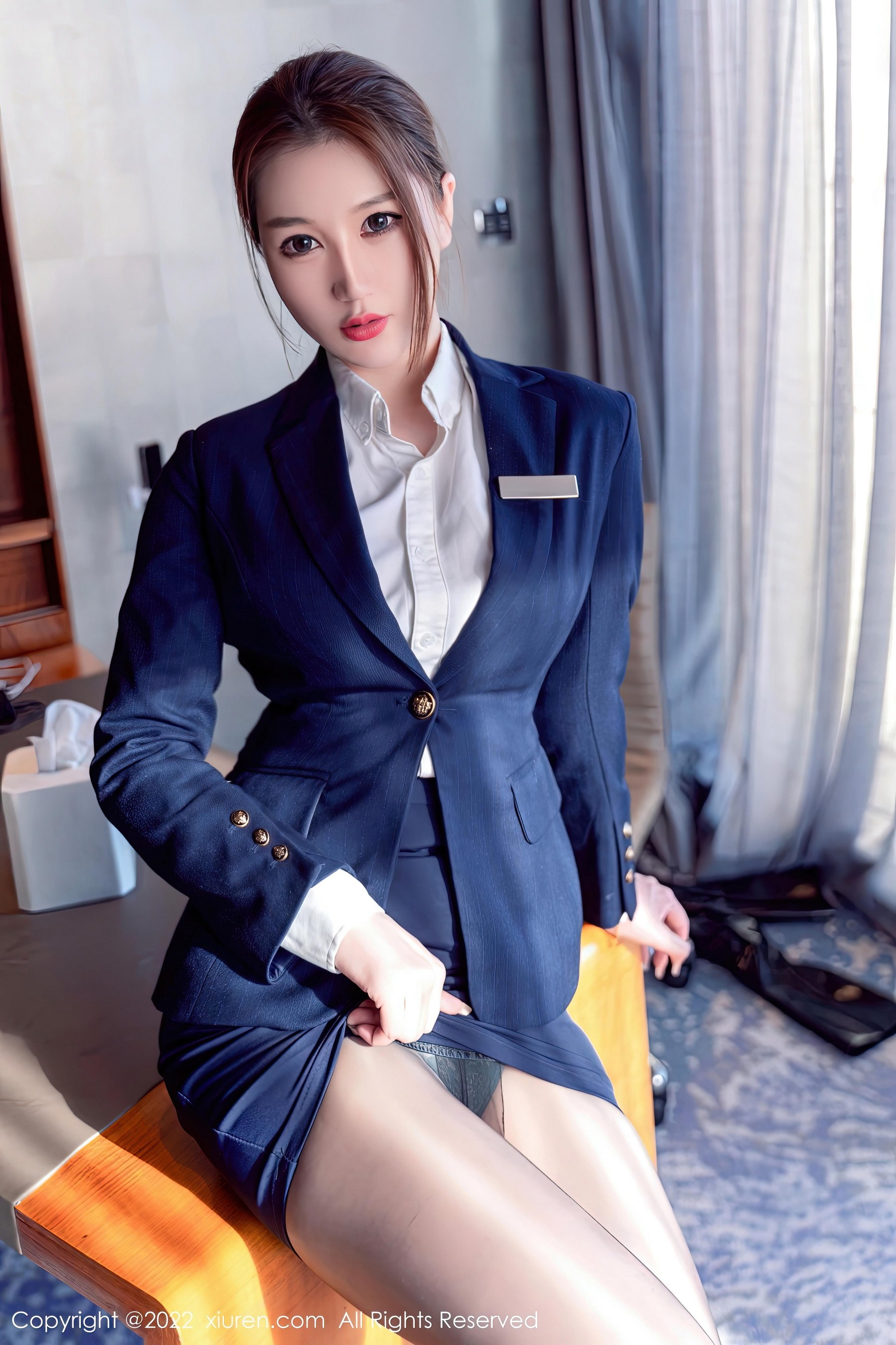 [XiuRen秀人网]2022.11.28 NO.5918 顾乔楠Cora 蓝色服务生制服与蕾丝内衣加黑丝美腿性感私房写真集Xiuren秀人写真高清美女套图写真下载-看套图看套图