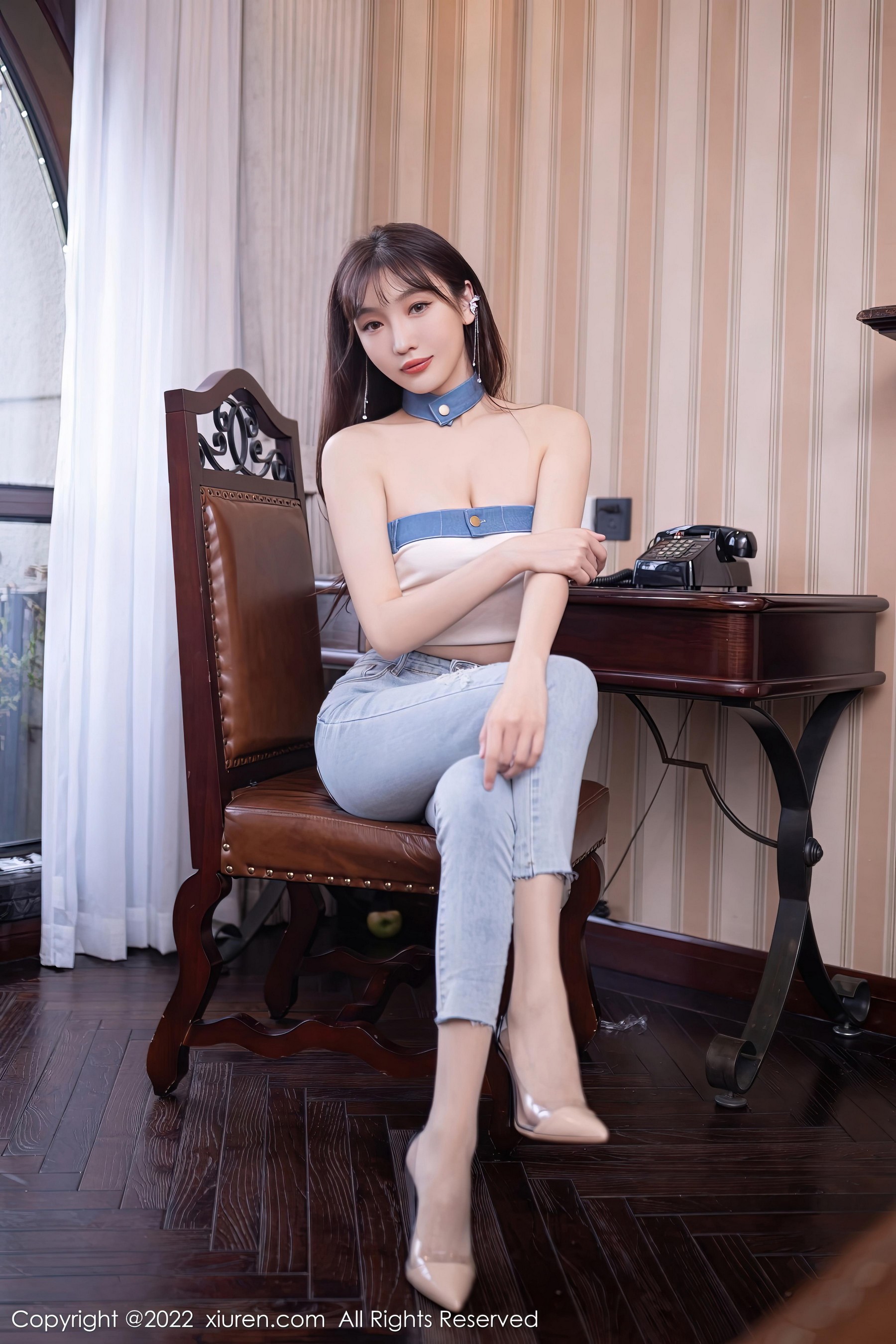 [XiuRen秀人网]2022.11.24 NO.5908 陆萱萱 白色抹胸上衣与紧身牛仔裤加肉丝美腿性感私房写真集Xiuren秀人写真高清美女套图写真下载-看套图看套图