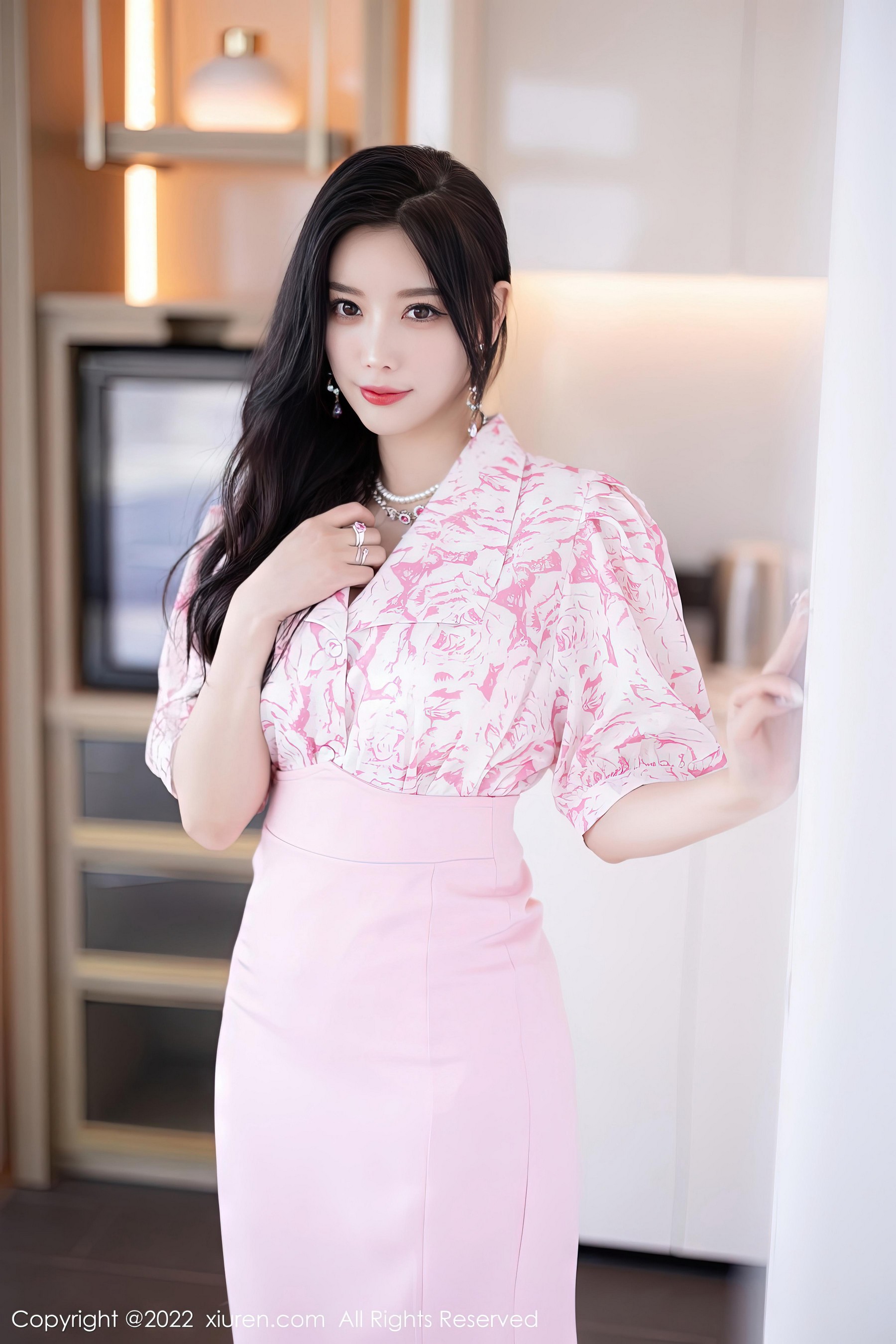 [XiuRen秀人网]2022.11.29 NO.5927 杨晨晨Yome 粉色长裙与白色蕾丝内衣加肉丝美腿性感私房写真集Xiuren秀人写真高清美女套图写真下载-看套图看套图