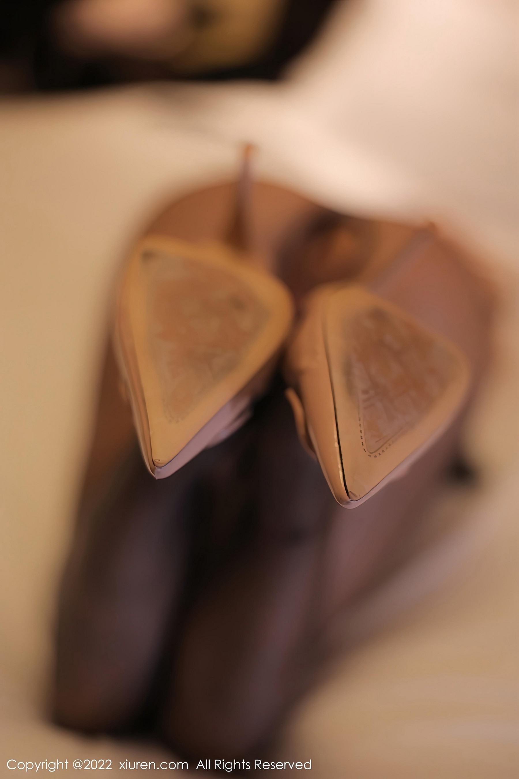 [XiuRen秀人网]2022.11.10 NO.5833 司柠 黑色吊带裸背连衣裙加黑丝美腿性感私房写真集Xiuren秀人写真高清美女套图写真下载-看套图看套图