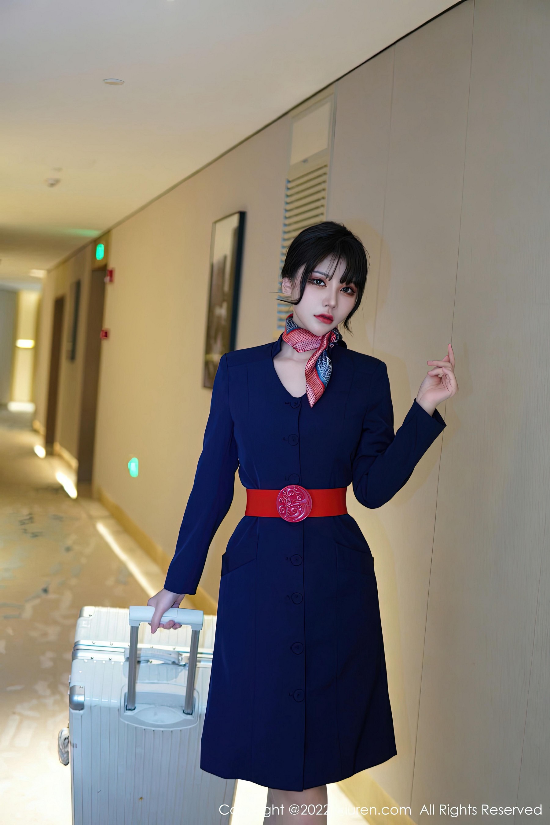 [XiuRen秀人网]2022.12.27 NO.6048 桃桃子 蓝色空姐制服与红色蕾丝内衣加肉丝美腿性感私房写真集Xiuren秀人写真高清美女套图写真下载-看套图看套图