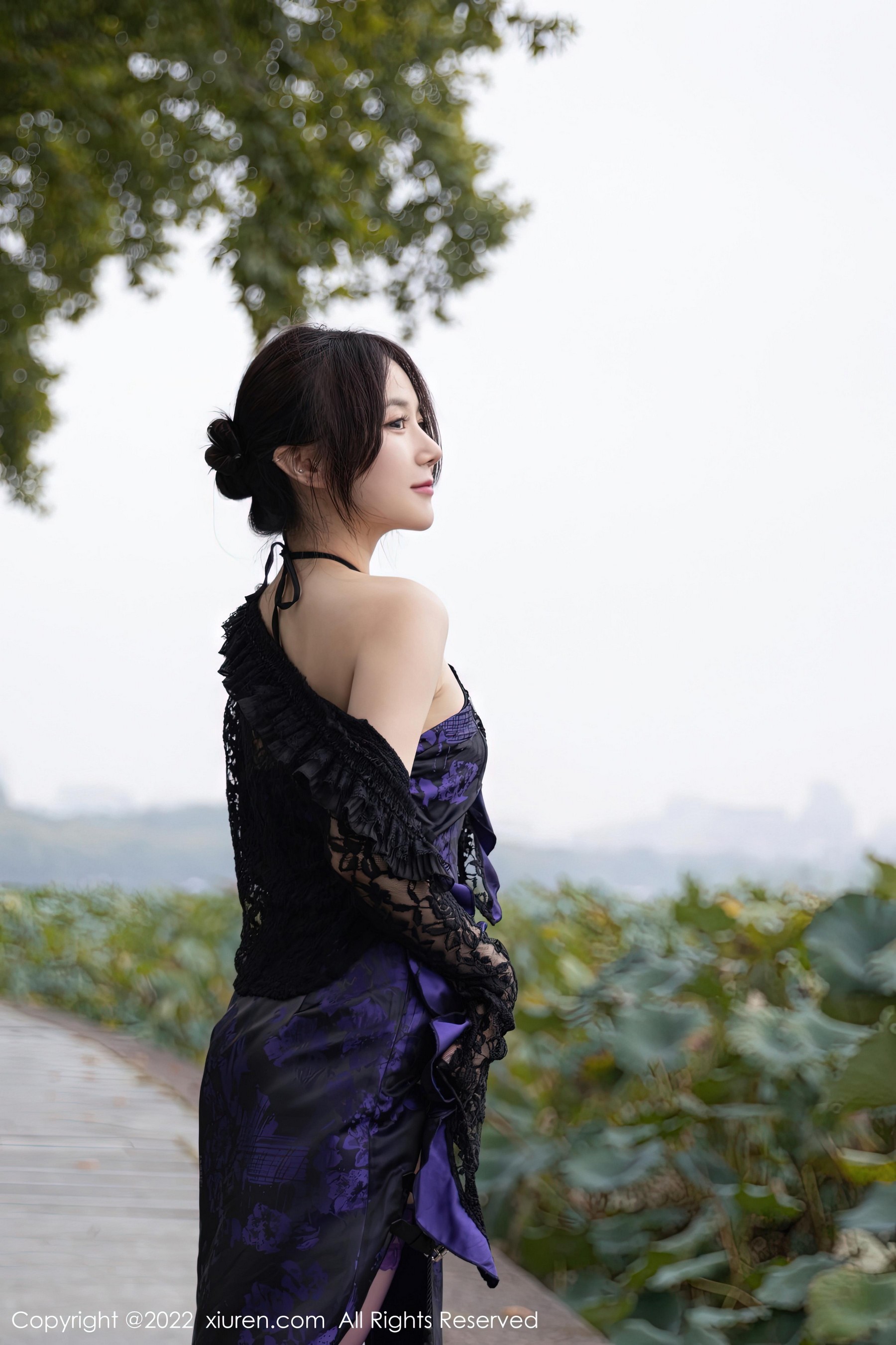 [Xiuren秀人网]2022.12.30 NO.6074 鱼子酱Fish 黑色吊带连衣裙加紫色丝袜美腿性感私房写真集Xiuren秀人写真高清美女套图写真下载-看套图看套图