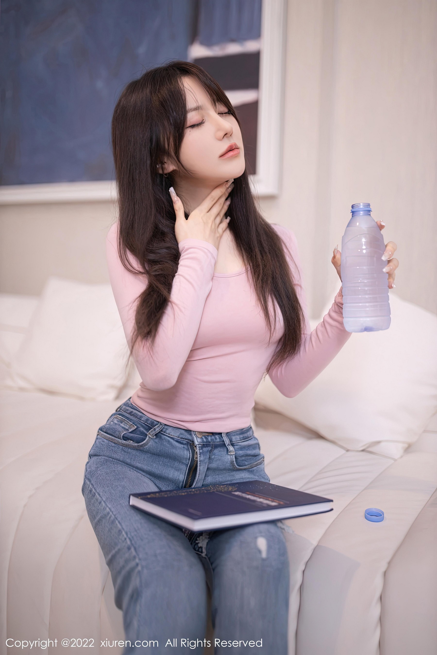 [XiuRen秀人网]2022.12.16 NO.6011 鱼子酱Fish 粉色紧身上衣加牛仔裤双人拉拉性感私房写真集Xiuren秀人写真高清美女套图写真下载-看套图看套图