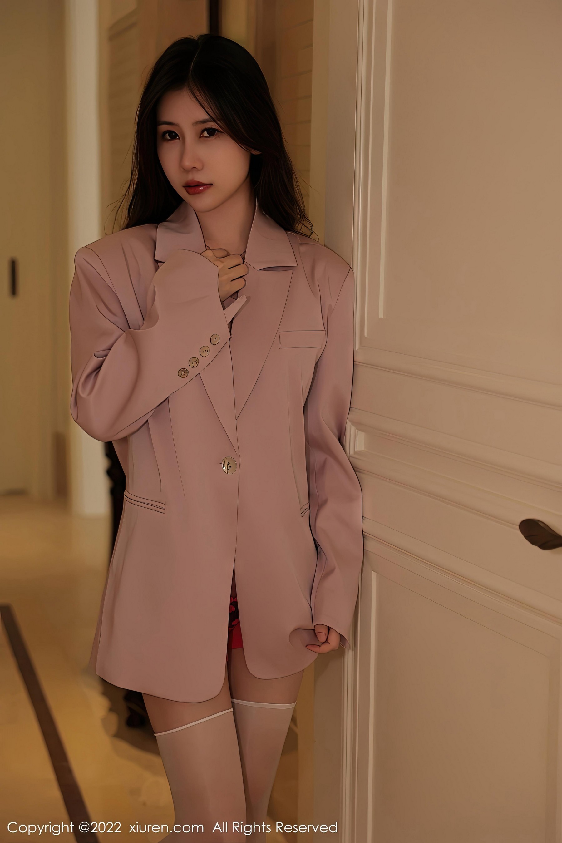 [XiuRen秀人网]2022.12.05 NO.5951 尹甜甜 粉色外套与红色情趣内衣加白色丝袜美腿性感私房写真集Xiuren秀人写真高清美女套图写真下载-看套图看套图