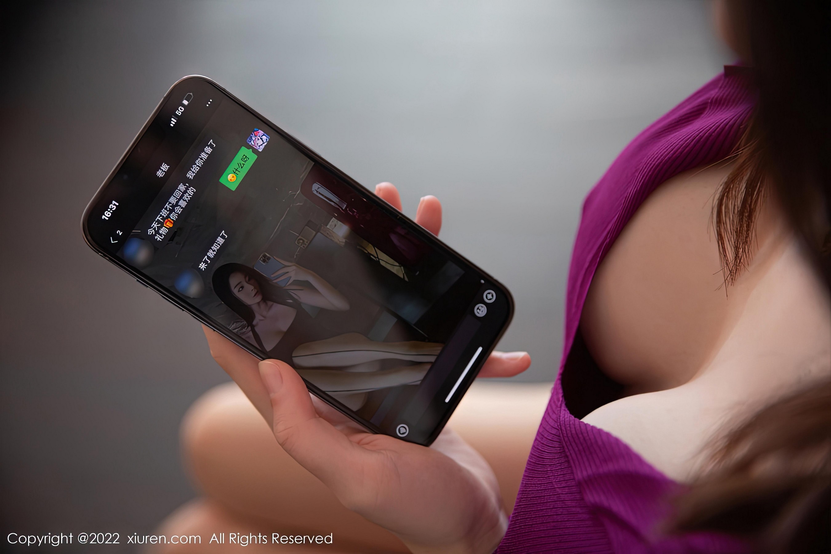 [XiuRen秀人网]2022.12.14 NO.5998 是小逗逗 紫色紧身连衣裙与蕾丝内衣加肉丝美腿性感私房写真集Xiuren秀人写真高清美女套图写真下载-看套图看套图