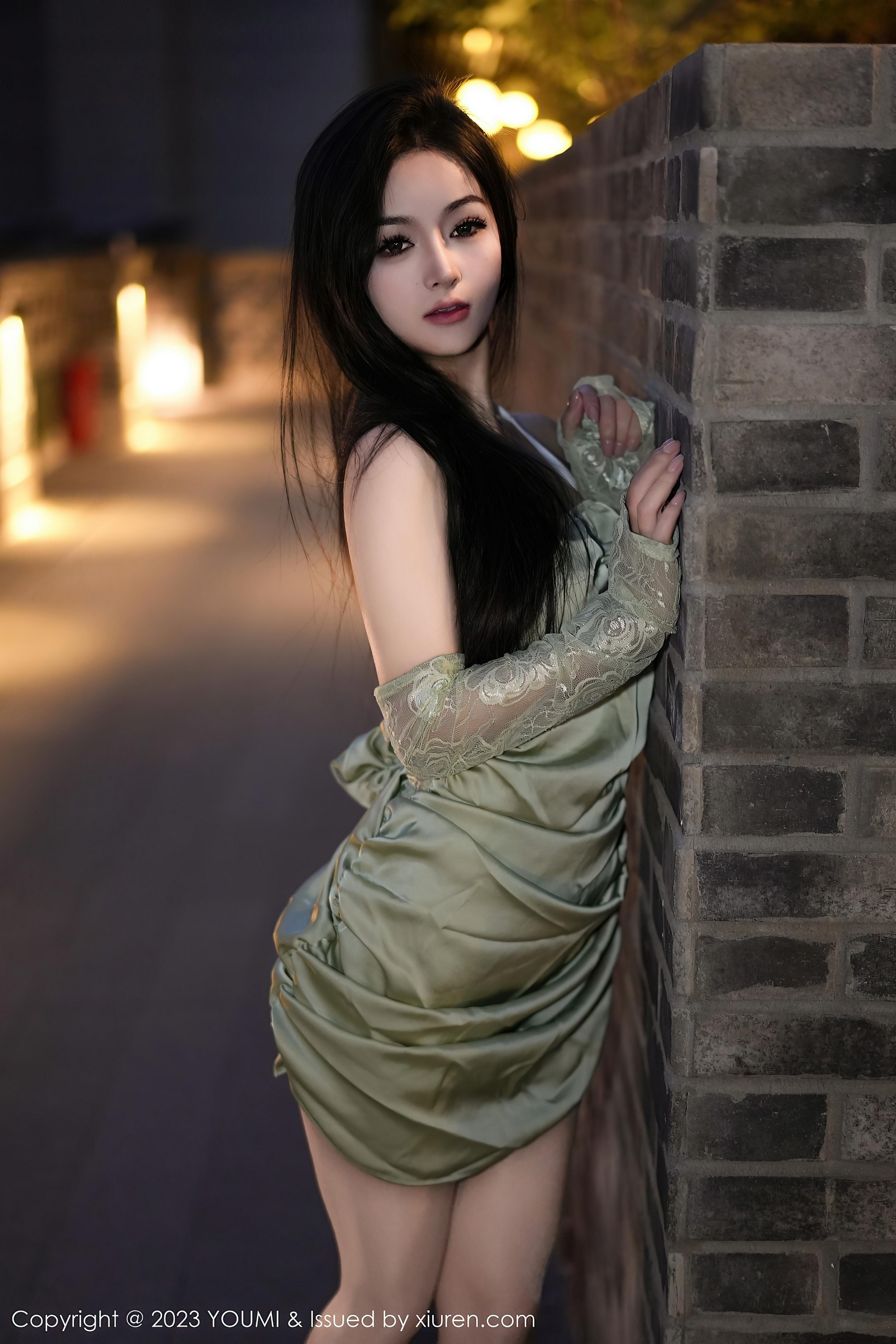 [YouMi尤蜜荟]2023.11.24 VOL.1006 谭小灵 吊带礼服裙加白色情趣内衣性感私房写真集Xiuren秀人写真高清美女套图写真下载-看套图看套图