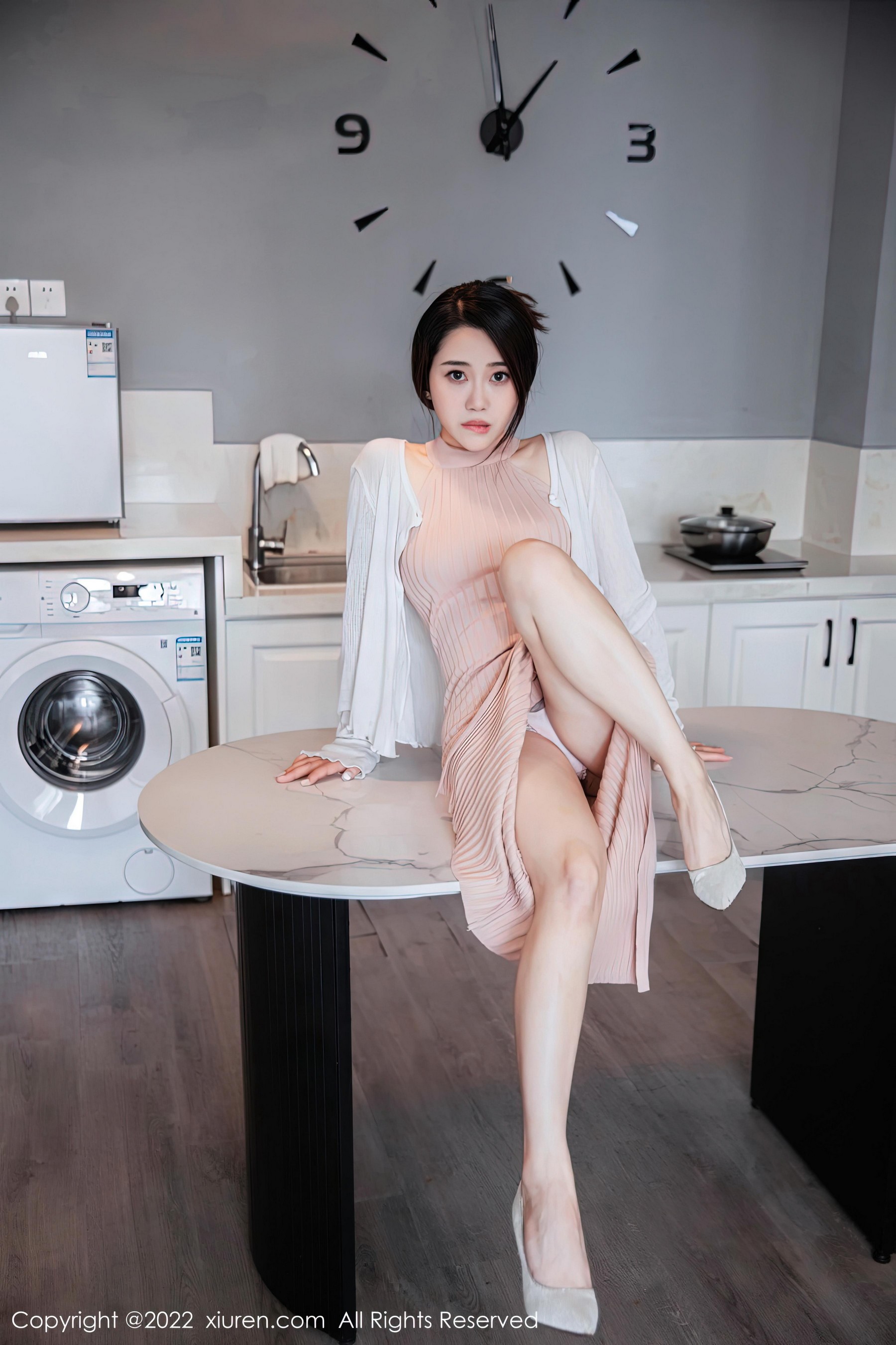 [Xiuren秀人网]2022.12.30 NO.6066 严利娅Yuliya 白色透视外套与粉色连衣裙加肉丝美腿性感私房写真集Xiuren秀人写真高清美女套图写真下载-看套图看套图