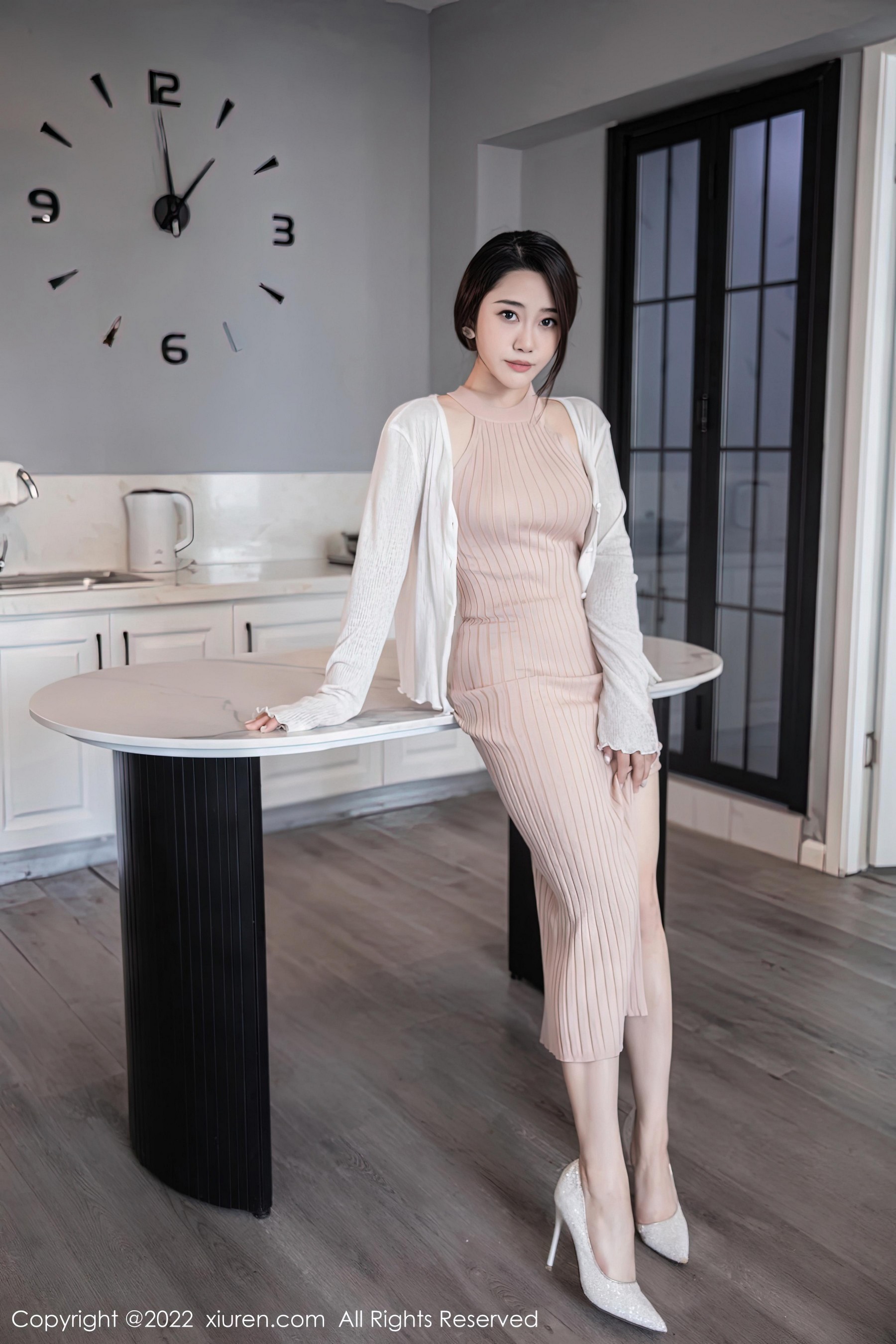 [Xiuren秀人网]2022.12.30 NO.6066 严利娅Yuliya 白色透视外套与粉色连衣裙加肉丝美腿性感私房写真集Xiuren秀人写真高清美女套图写真下载-看套图看套图