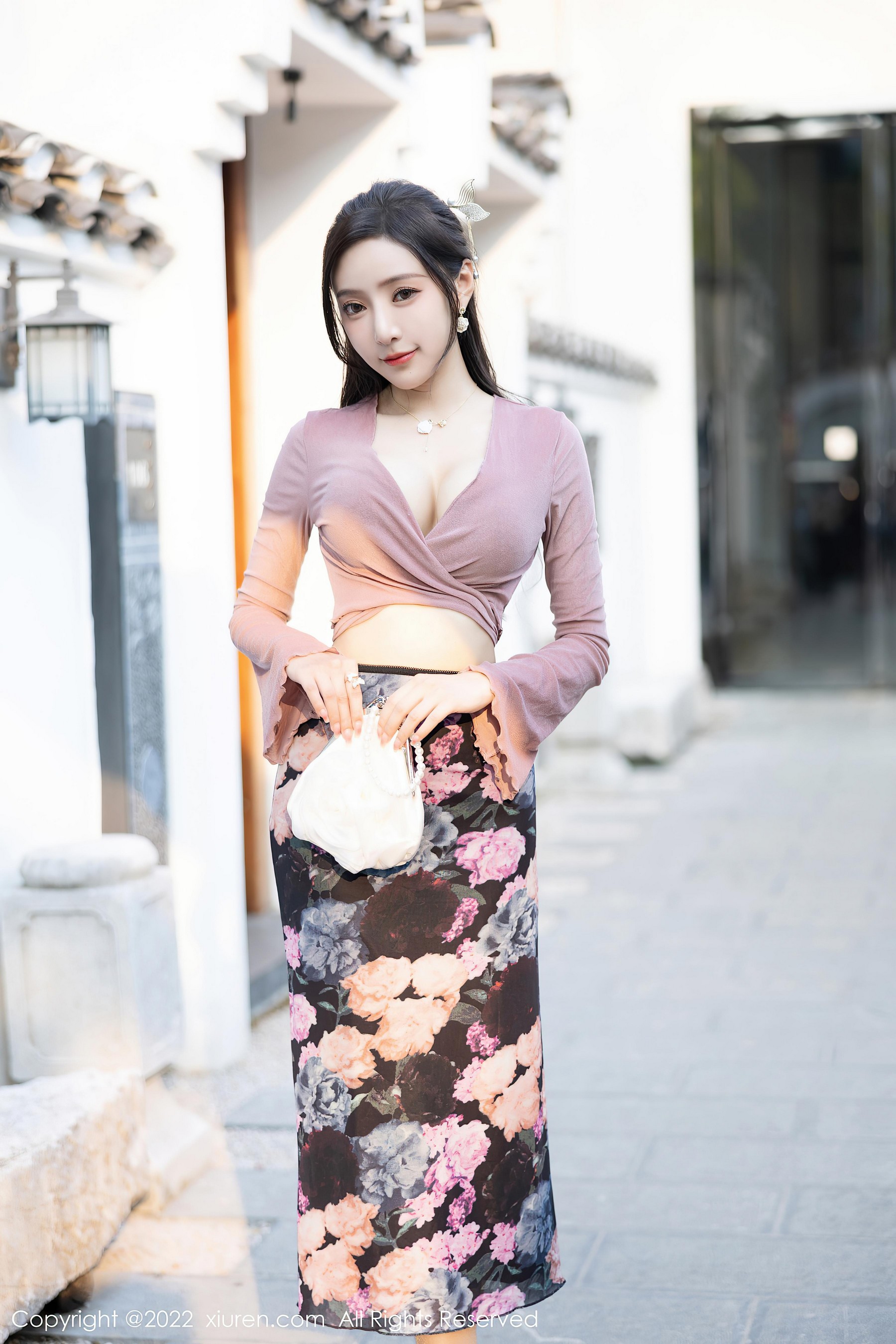 [XiuRen秀人网]2022.12.12 NO.5985 王馨瑶yanni 粉色小礼服与灰色蕾丝内衣加肉丝美腿性感私房写真集Xiuren秀人写真高清美女套图写真下载-看套图看套图