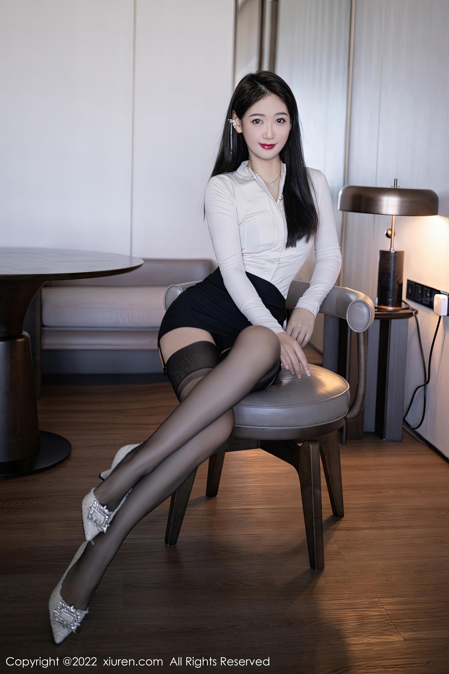 [XiuRen秀人网]2022.12.12 NO.5986 唐安琪 紧身OL制服与黑色内衣加黑丝美腿性感私房写真集Xiuren秀人写真高清美女套图写真下载-看套图看套图