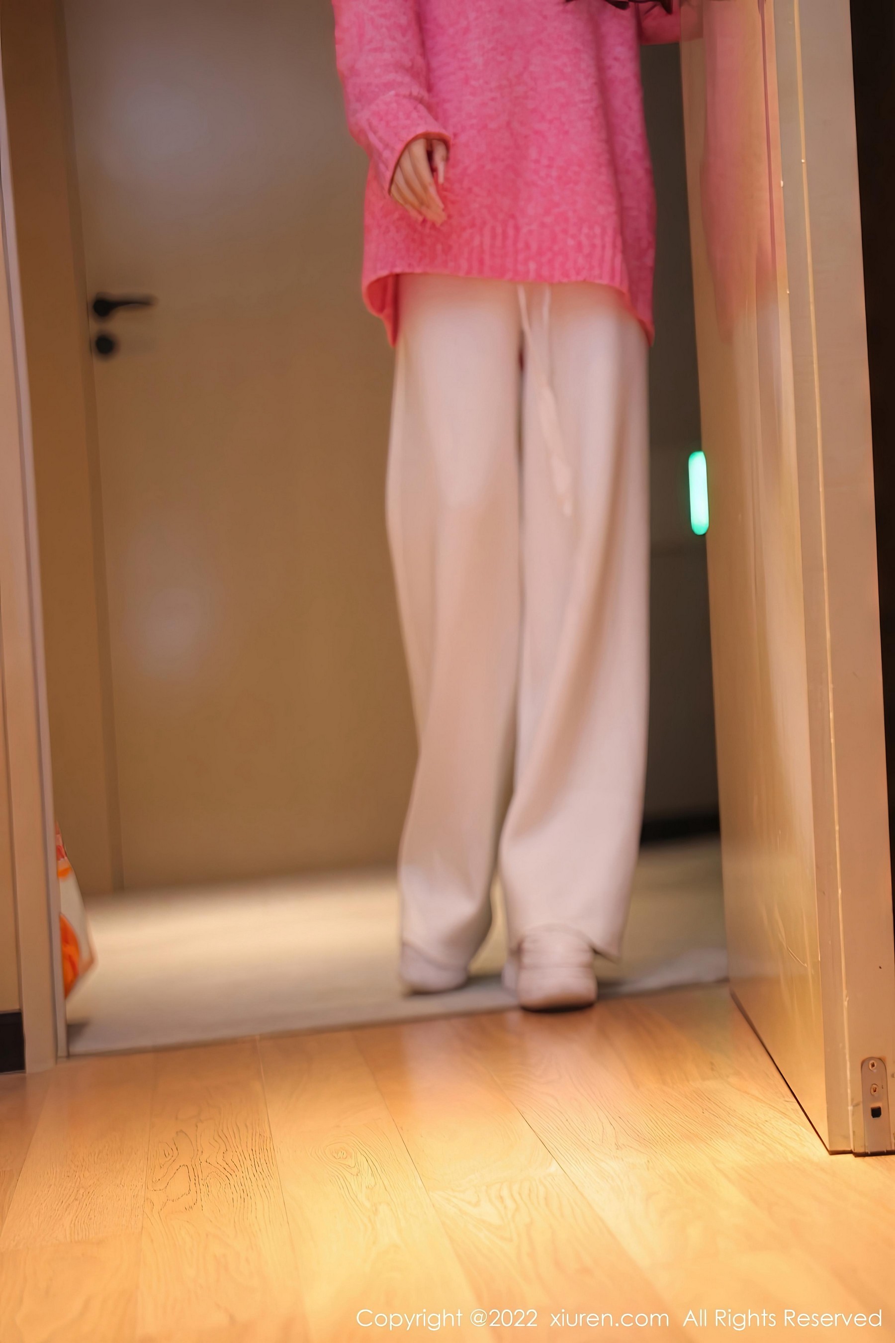 [XiuRen秀人网]2022.12.09 NO.5975 美羊羊 粉色毛衣与白色性感紧身小背心加长裤私房写真集Xiuren秀人写真高清美女套图写真下载-看套图看套图