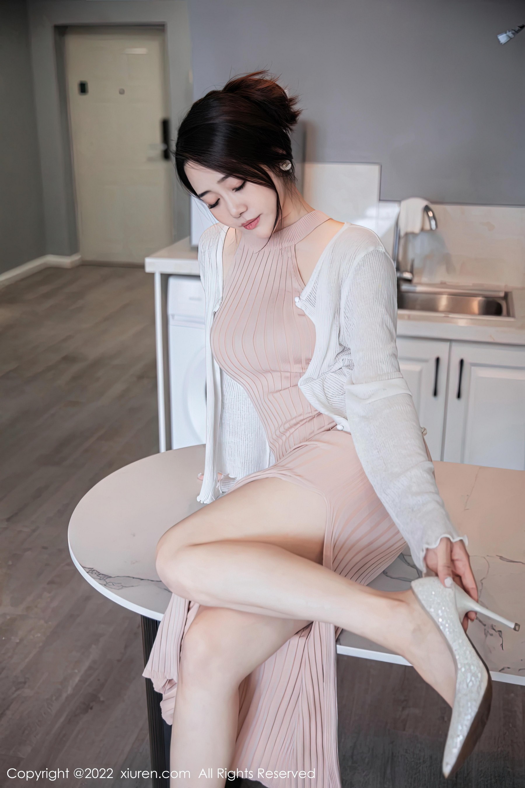 [Xiuren秀人网]2022.12.30 NO.6066 严利娅Yuliya 白色透视外套与粉色连衣裙加肉丝美腿性感私房写真集Xiuren秀人写真高清美女套图写真下载-看套图看套图