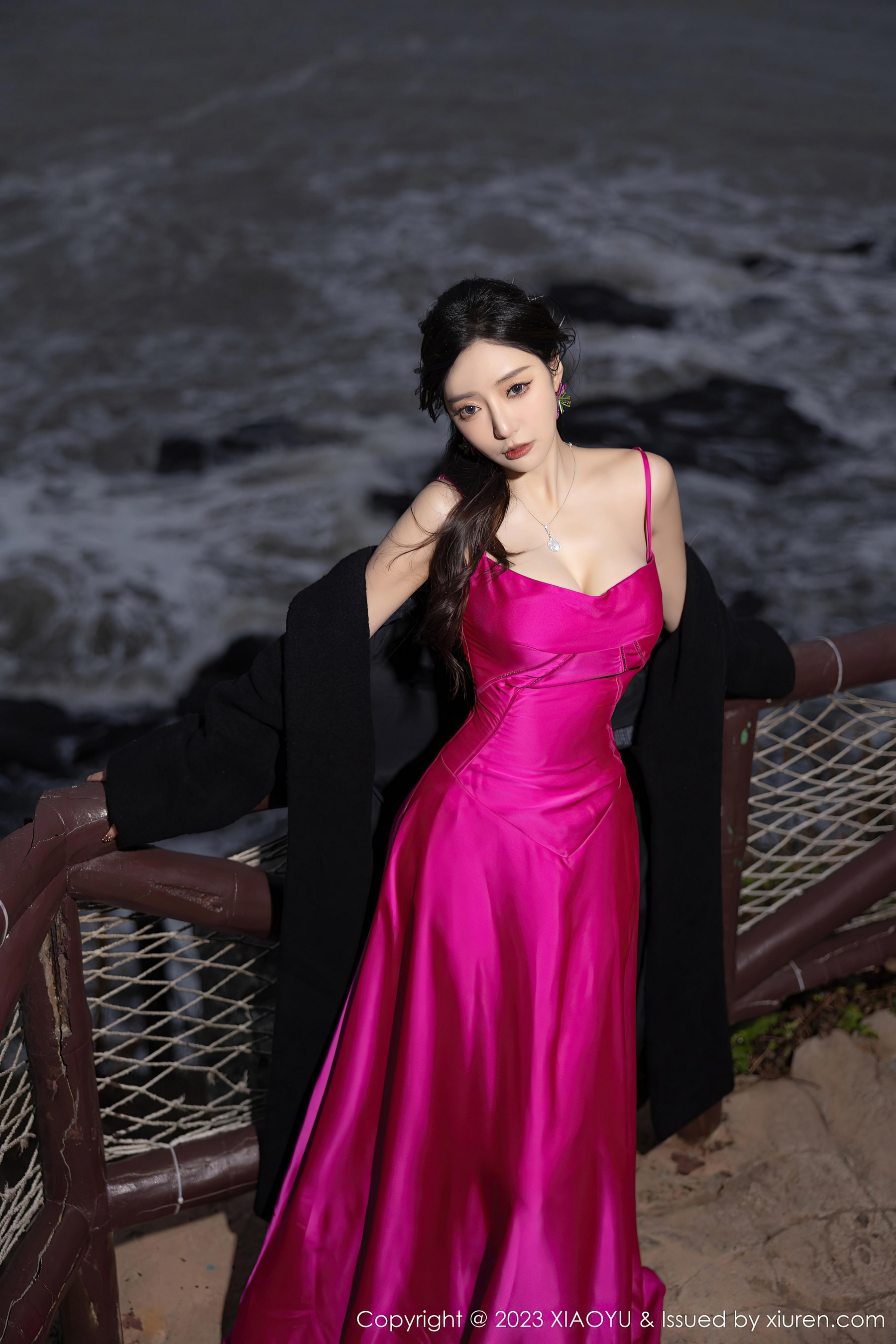 [XIAOYU语画界]2023.12.28 VOL.1174 王馨瑶yanni 红色吊带连衣裙与黑色蕾丝内衣加黑丝美腿性感私房写真集Xiuren秀人写真高清美女套图写真下载-看套图看套图