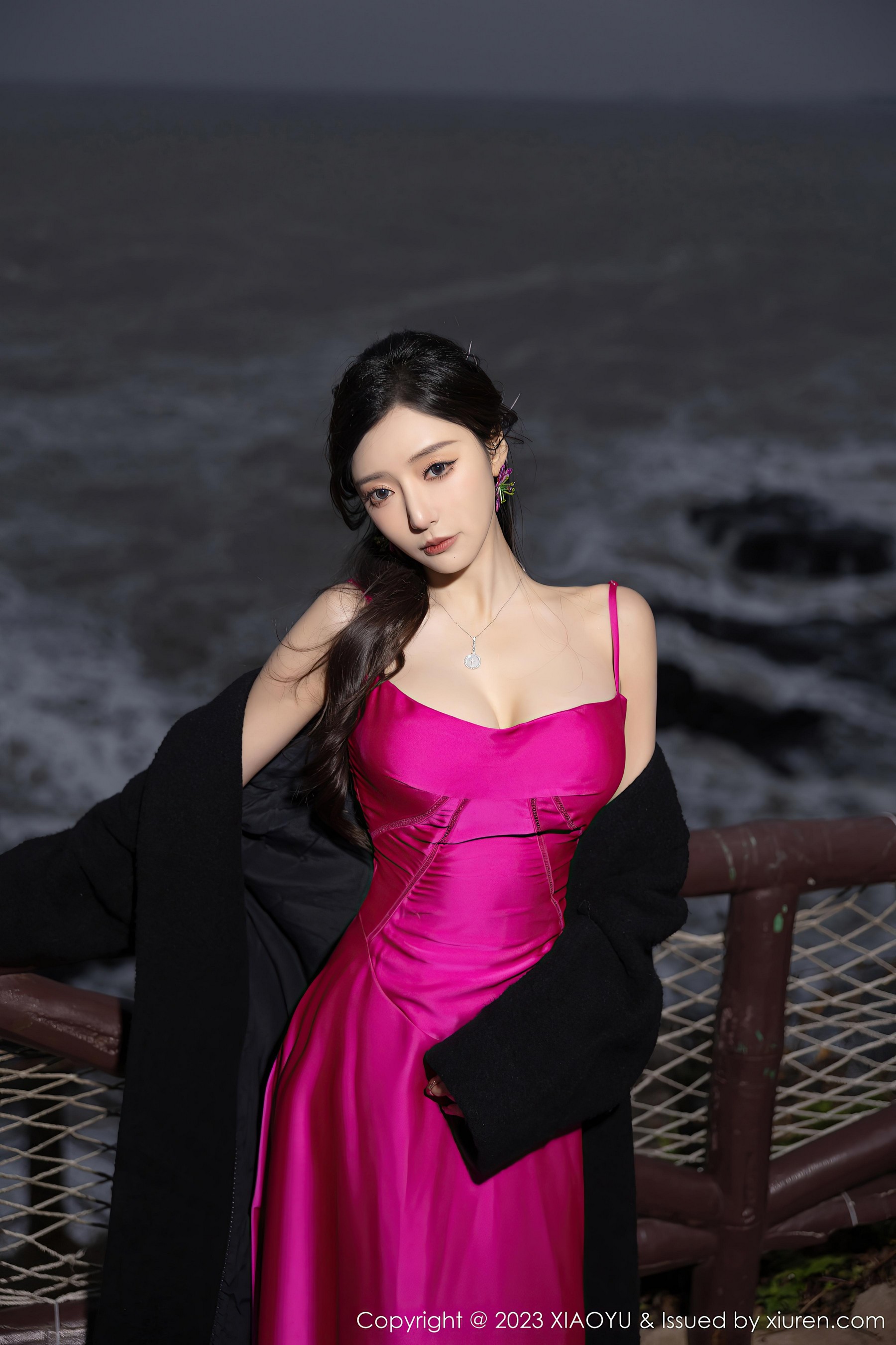 [XIAOYU语画界]2023.12.28 VOL.1174 王馨瑶yanni 红色吊带连衣裙与黑色蕾丝内衣加黑丝美腿性感私房写真集Xiuren秀人写真高清美女套图写真下载-看套图看套图