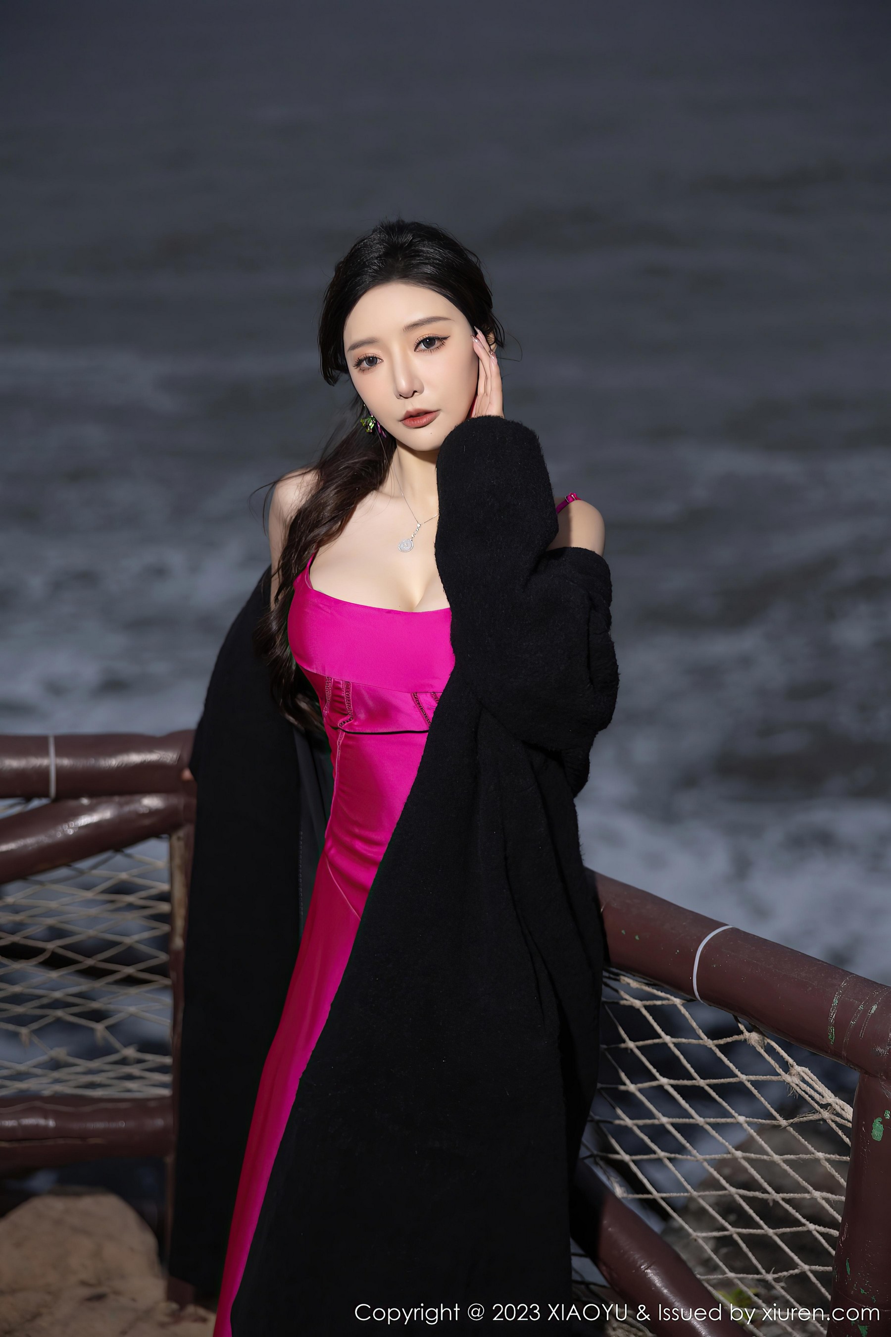 [XIAOYU语画界]2023.12.28 VOL.1174 王馨瑶yanni 红色吊带连衣裙与黑色蕾丝内衣加黑丝美腿性感私房写真集Xiuren秀人写真高清美女套图写真下载-看套图看套图