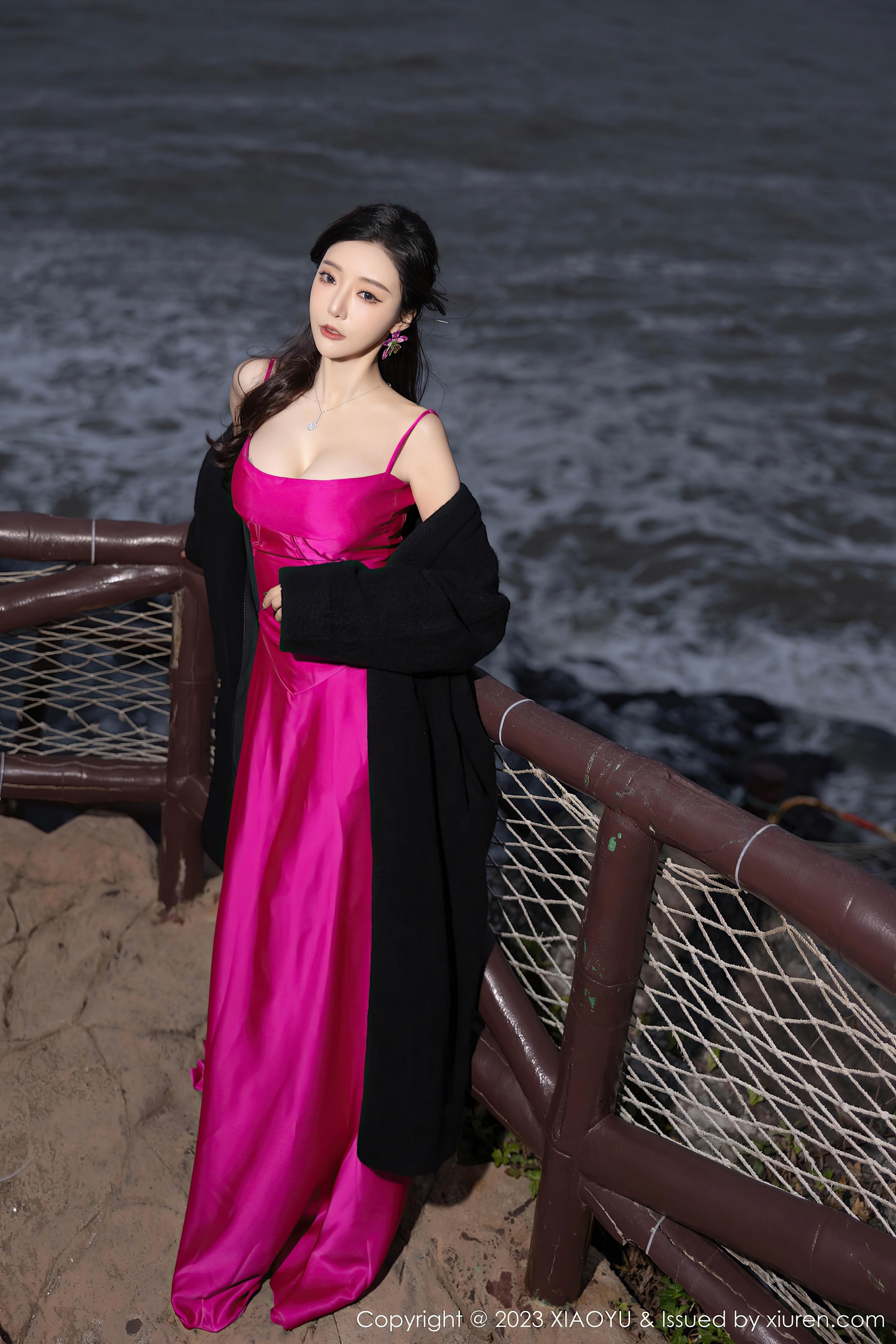 [XIAOYU语画界]2023.12.28 VOL.1174 王馨瑶yanni 红色吊带连衣裙与黑色蕾丝内衣加黑丝美腿性感私房写真集Xiuren秀人写真高清美女套图写真下载-看套图看套图