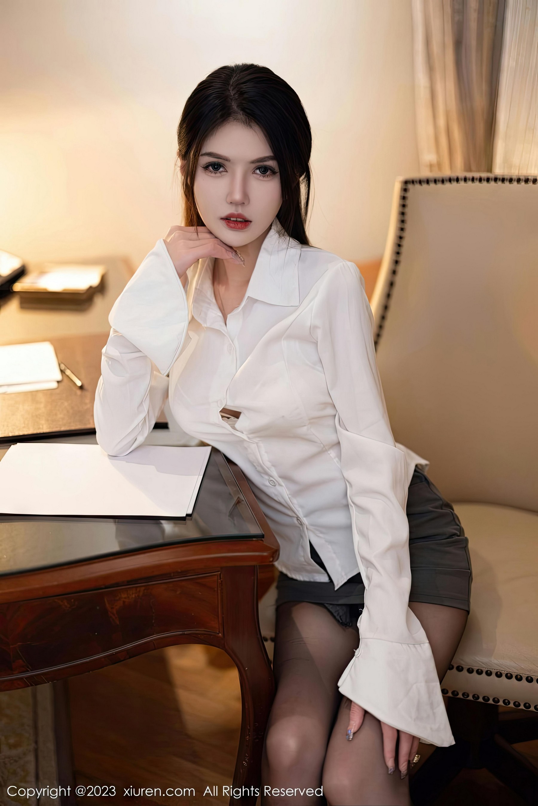 [XiuRen秀人网]2023.01.12 NO.6125 媛媛酱Belle 黑色短裙与白色蕾丝内衣加黑丝美腿性感私房写真集Xiuren秀人写真高清美女套图写真下载-看套图看套图